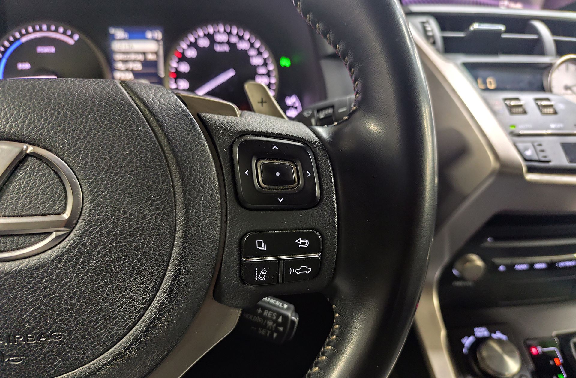 Lexus NX 300h Premium 2WD - foto 28