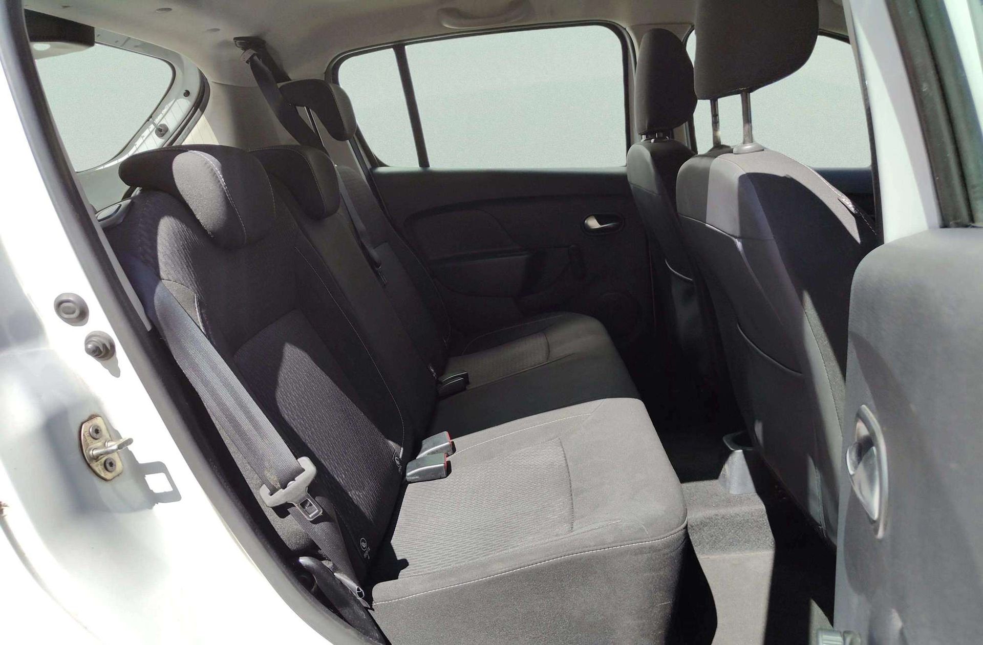 Dacia Sandero Laureate dCi - foto 13