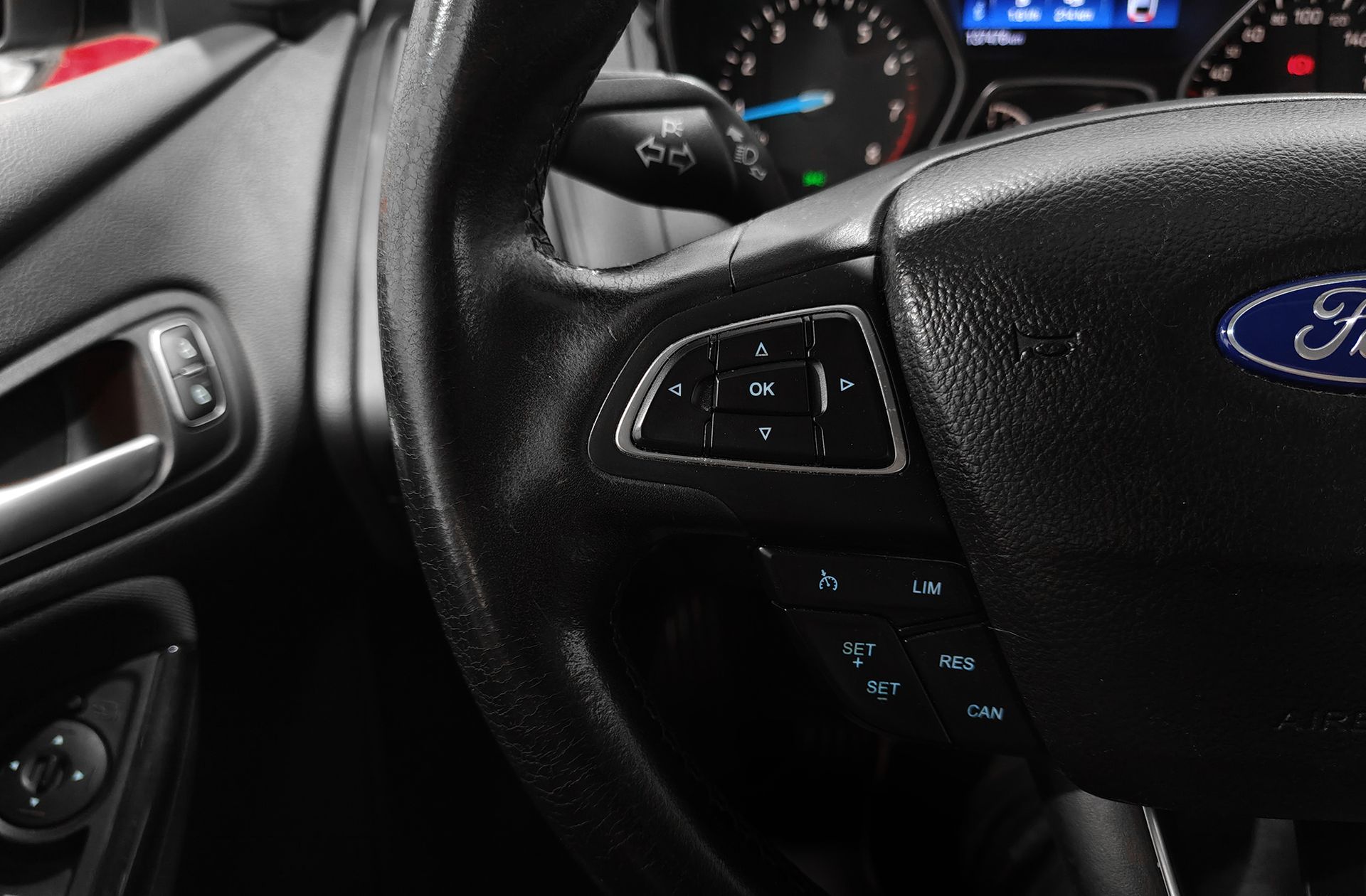Ford Focus 1.0 EcoBoost Titanium - foto 31