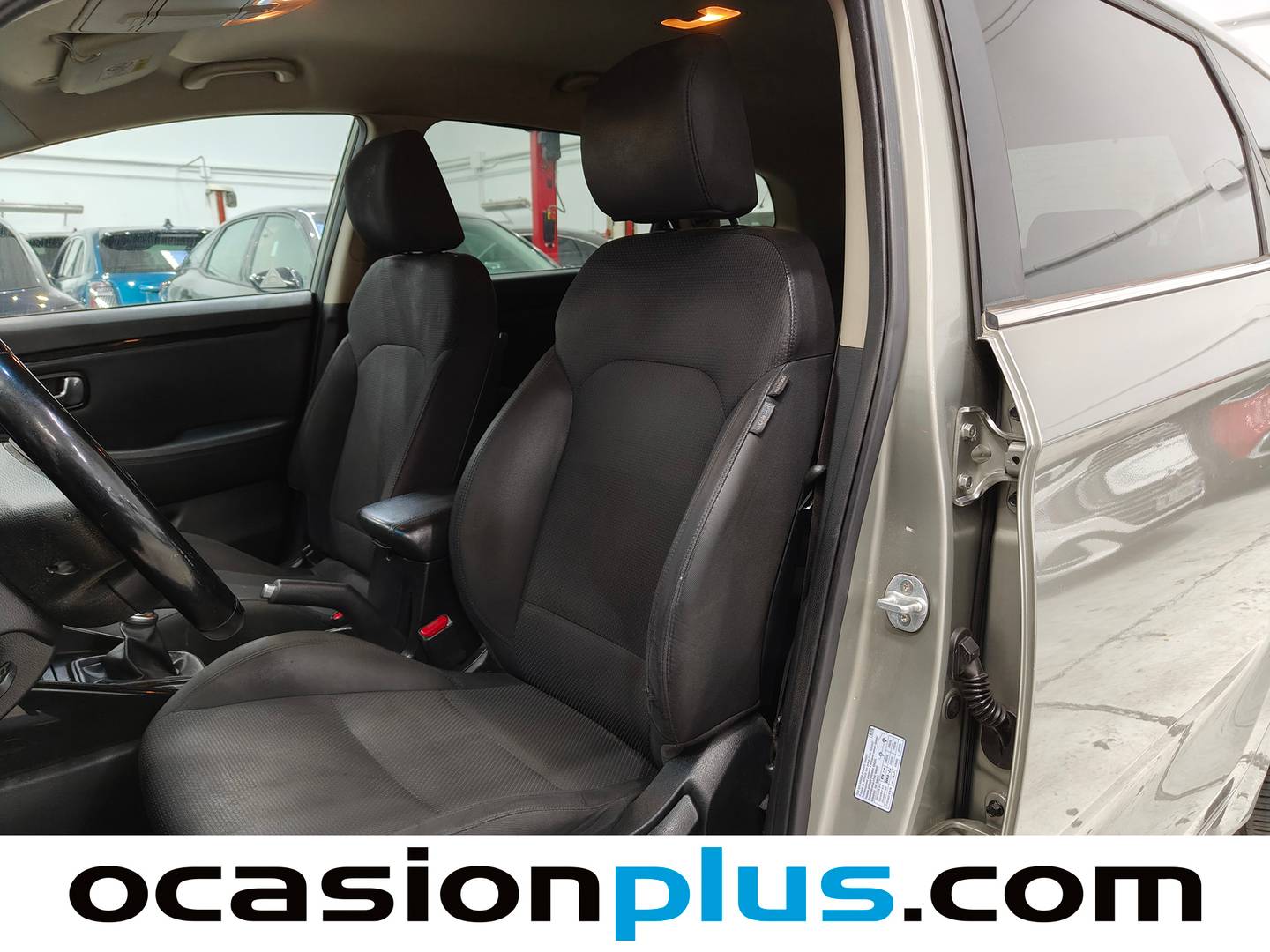 Foto asientos delanteros KIA Carens KIA Carens 1.7 CRDi VGT UEFA Euro2016 Eco-Dynamics (115 CV)