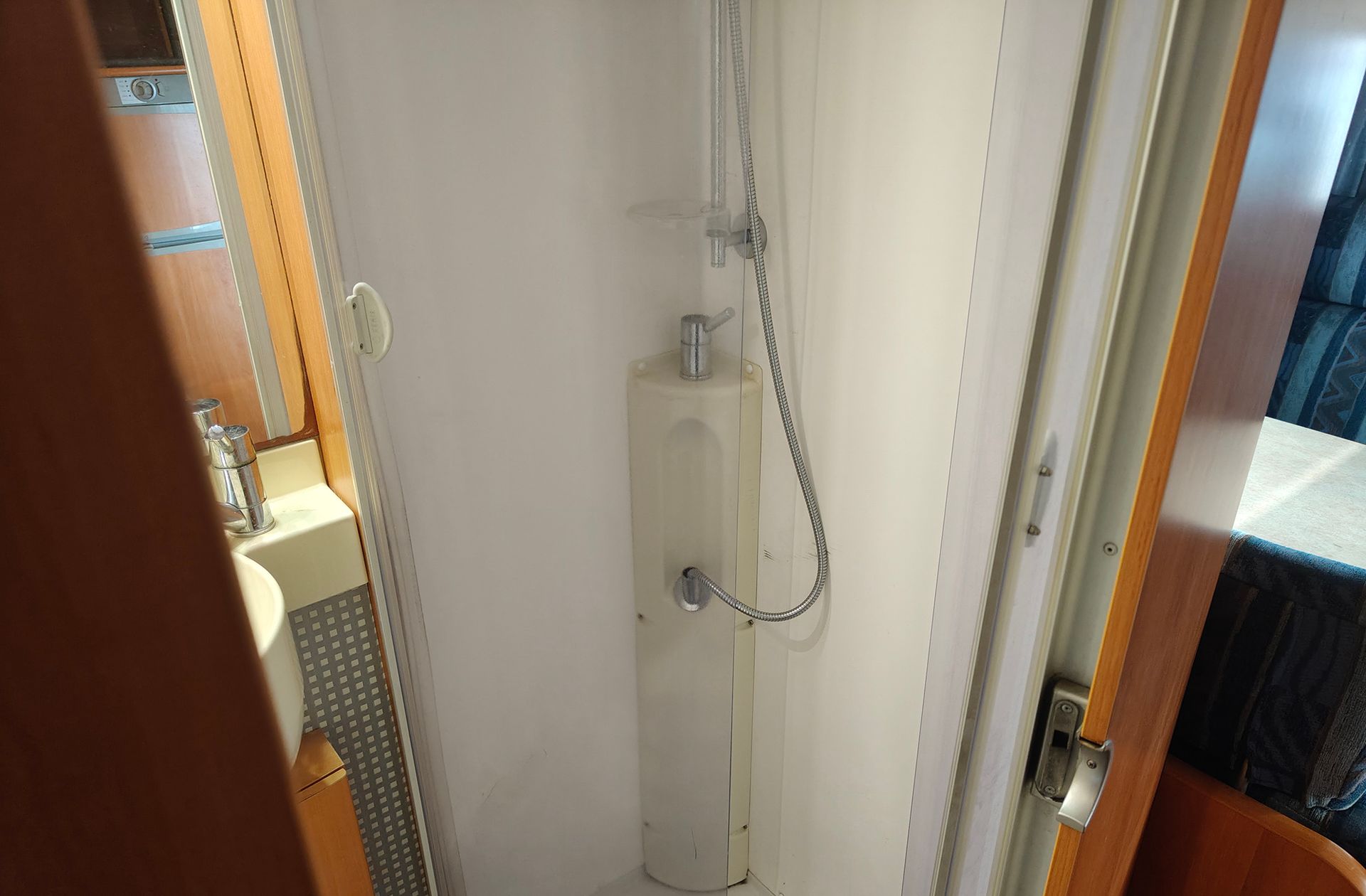 Hymer B 694 2.8D 4 plazas - foto 18