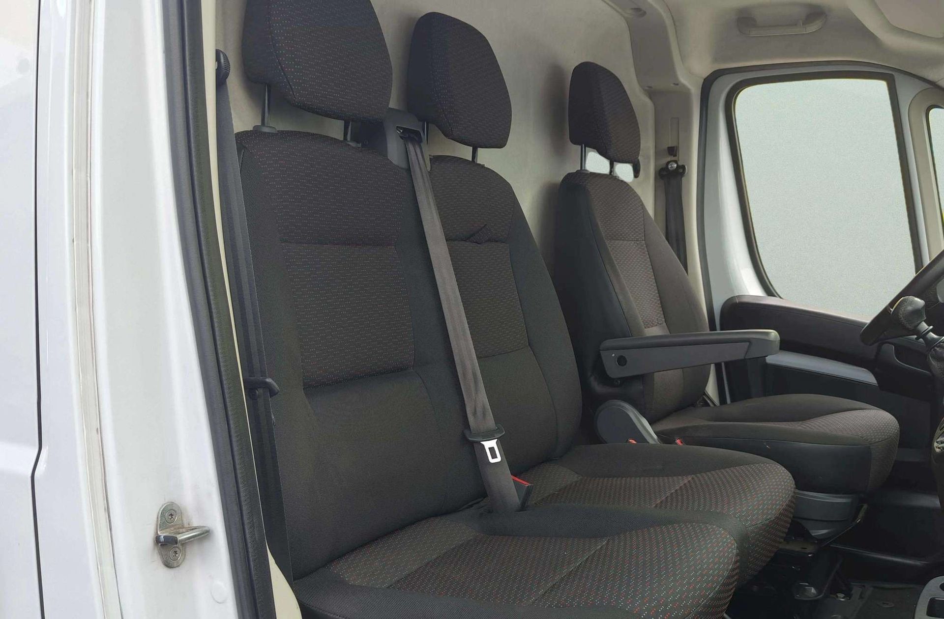 Peugeot Boxer Furgon BlueHDi 140 335 L2H2 - foto 16