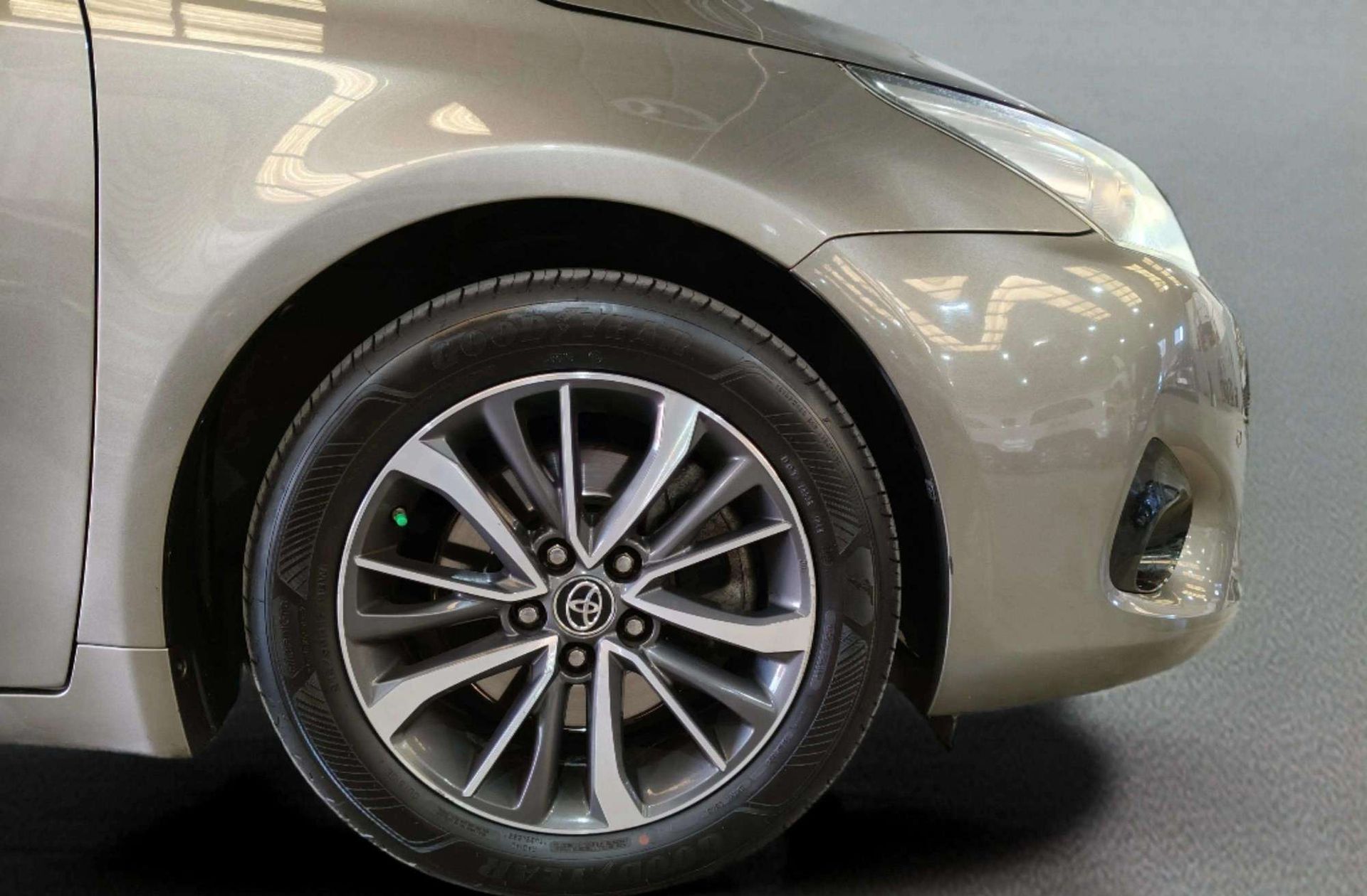 Toyota Avensis 150D Touring Sports Executive TS - foto 37