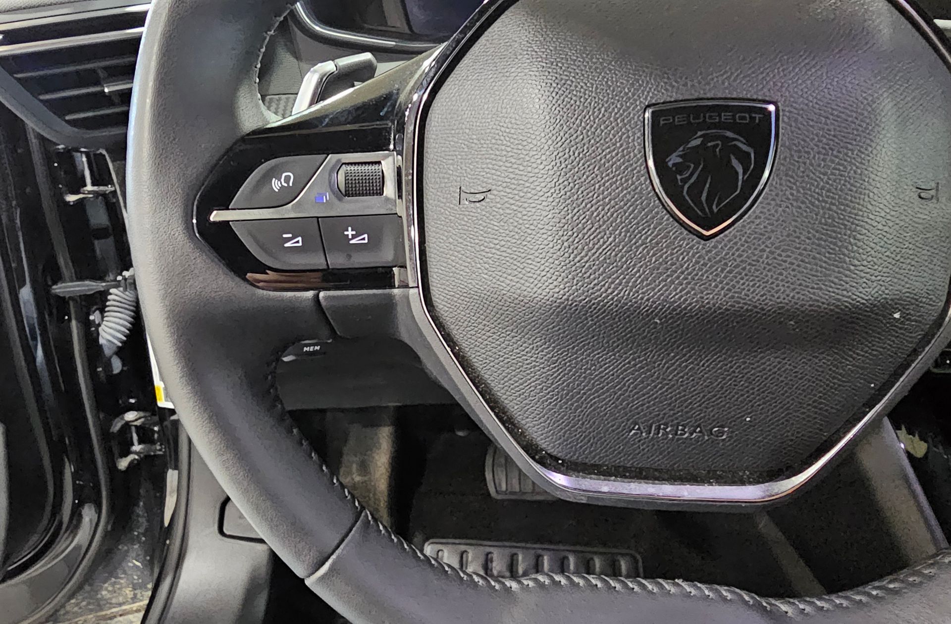 Peugeot 2008 Allure Hybrid eDCS6 - foto 27