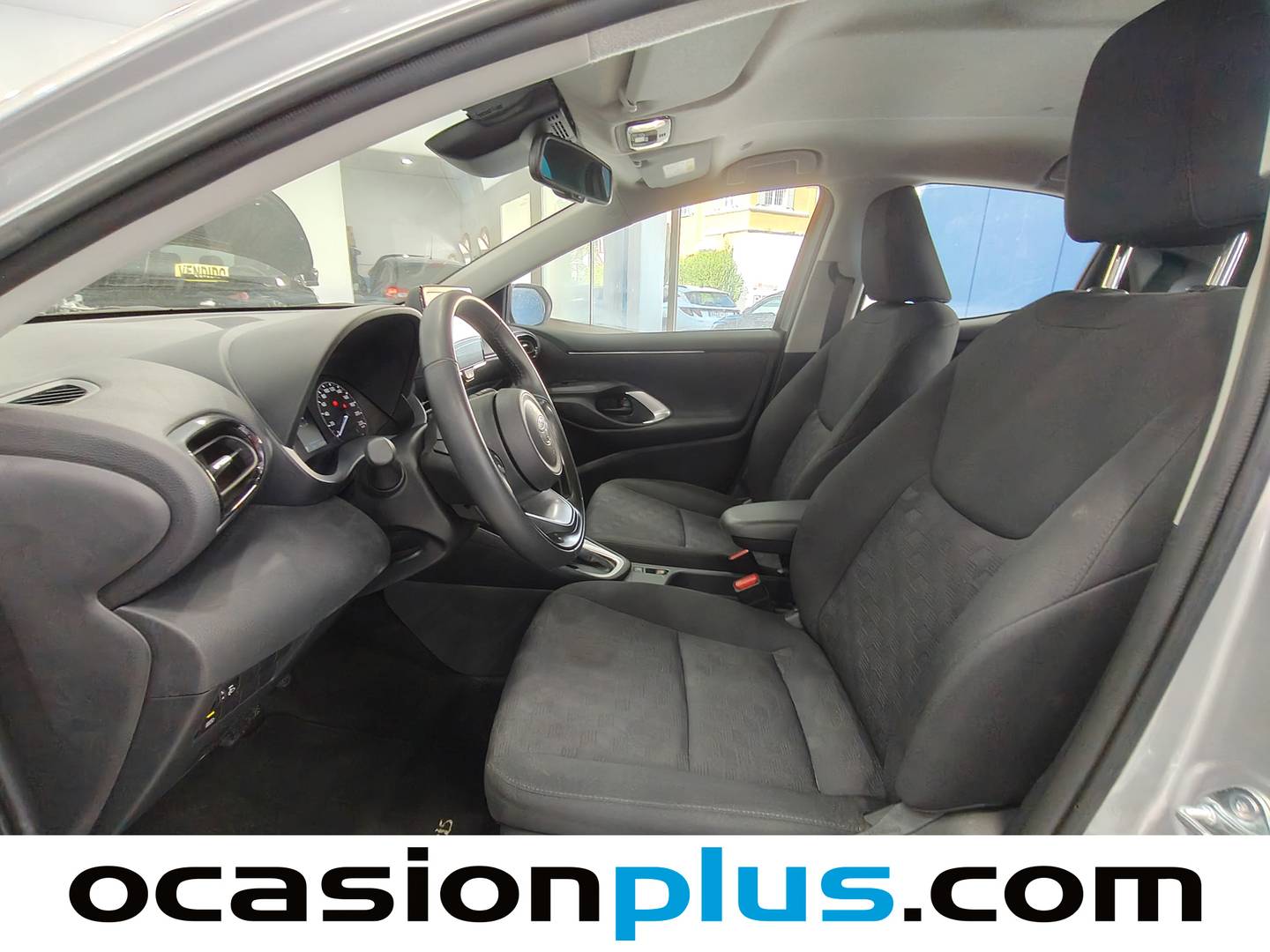 Foto asientos delanteros Toyota Yaris Toyota Yaris 120H Active Plus (116 CV)