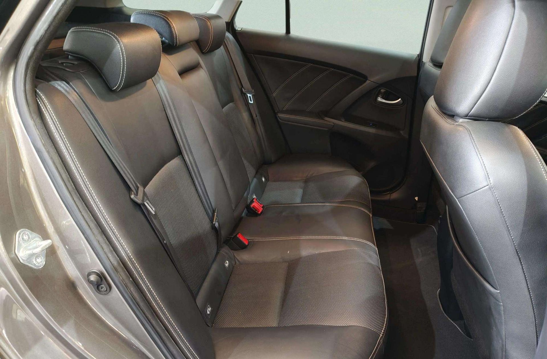Toyota Avensis 150D Touring Sports Executive TS - foto 19