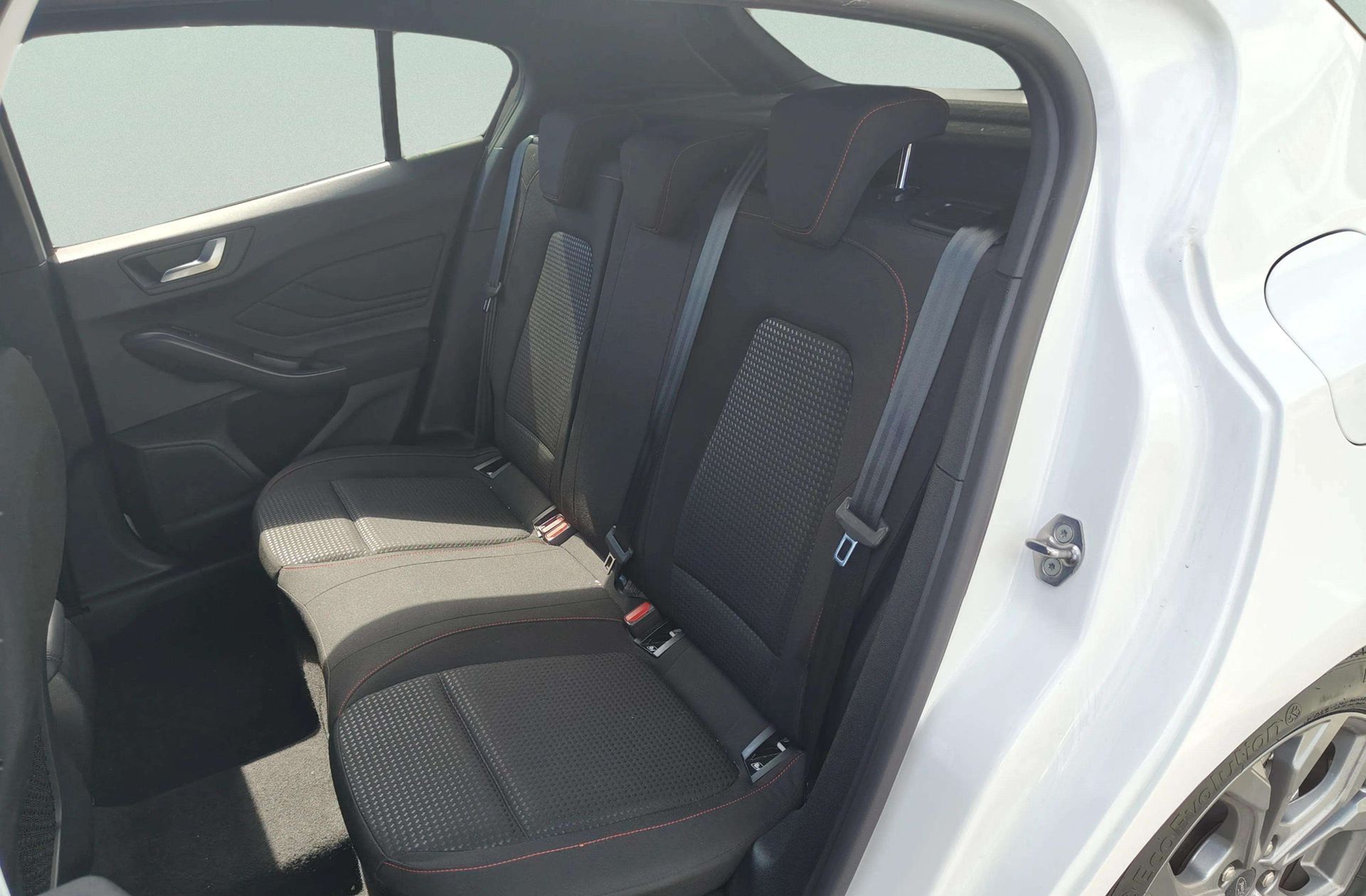 Ford Focus 1.0 EcoBoost MHEV ST-Line - foto 14