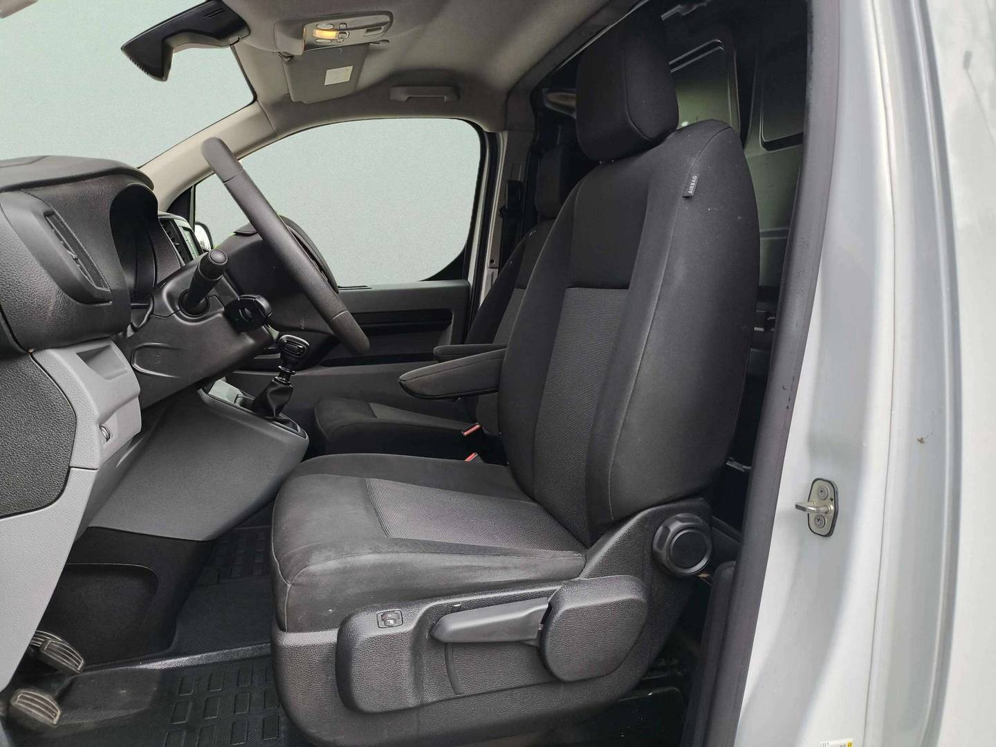 Foto asientos delanteros Peugeot Expert Peugeot Expert BlueHDi 100 Premium Long (102 CV) 2 Plazas