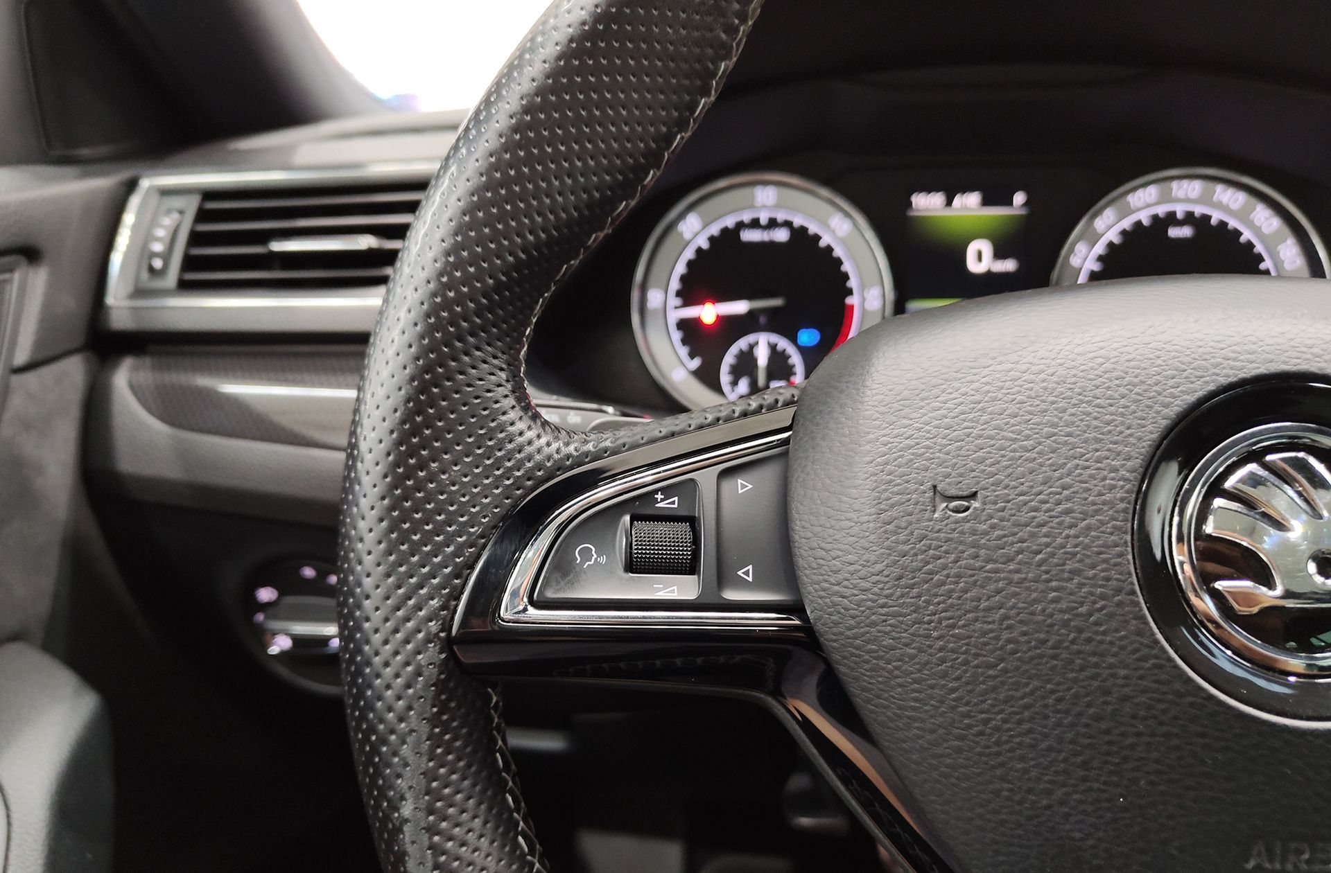 Škoda Superb Combi 2.0 TDI Sport Line DSG - foto 33