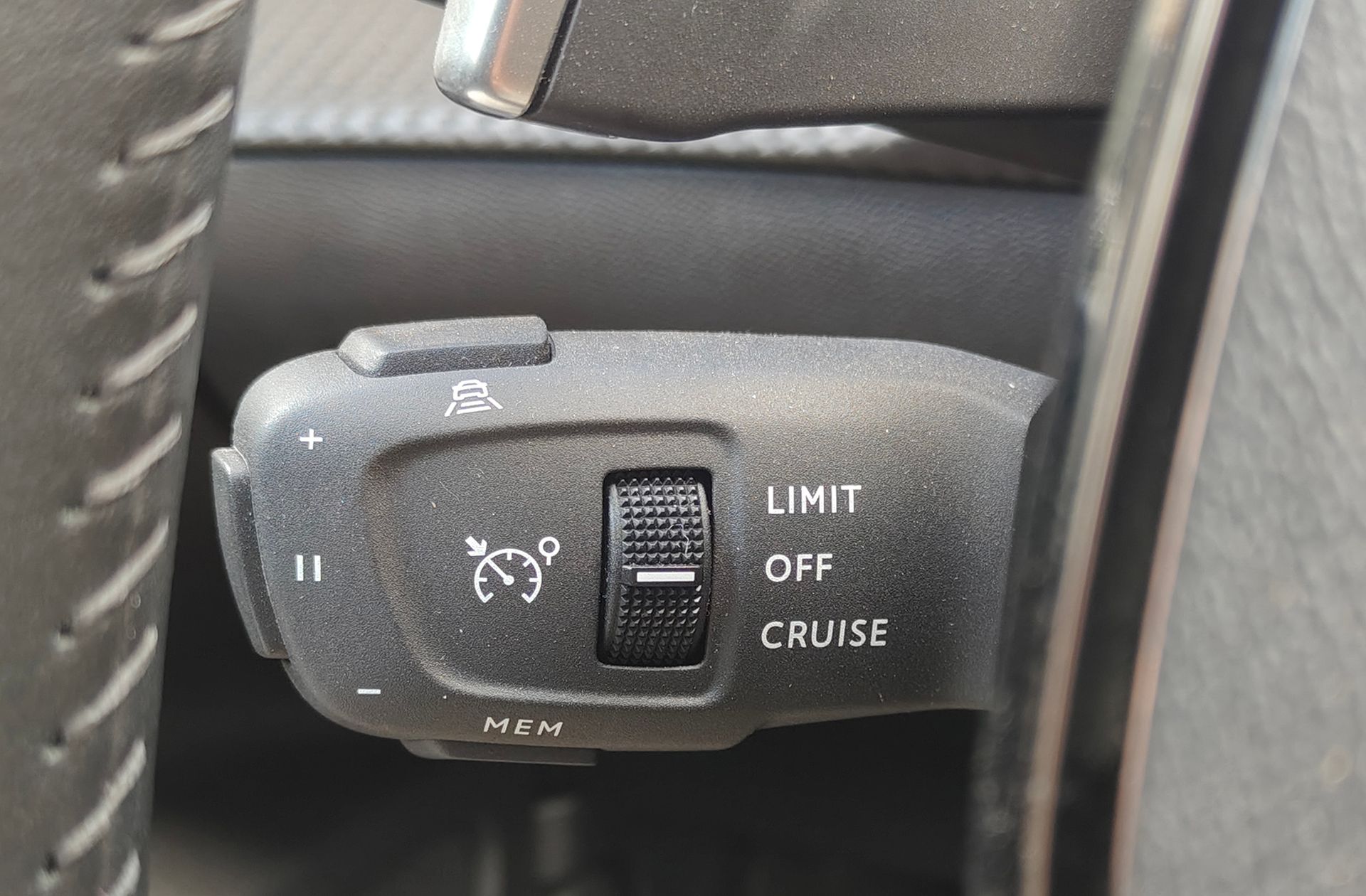 Peugeot 2008 Allure Hybrid eDCS6 - foto 27