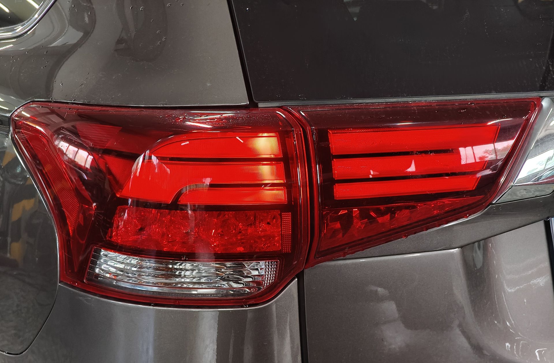 Mitsubishi Outlander 2.0 PHEV Kaiteki 4WD - foto 17