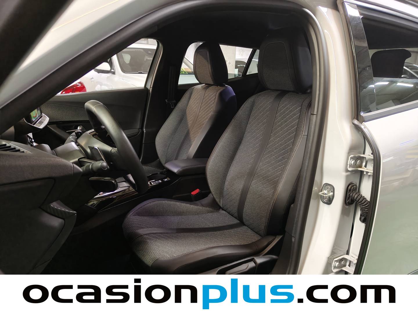 Foto Peugeot 2008 Peugeot 2008 Allure Hybrid eDCS6 (136 CV)