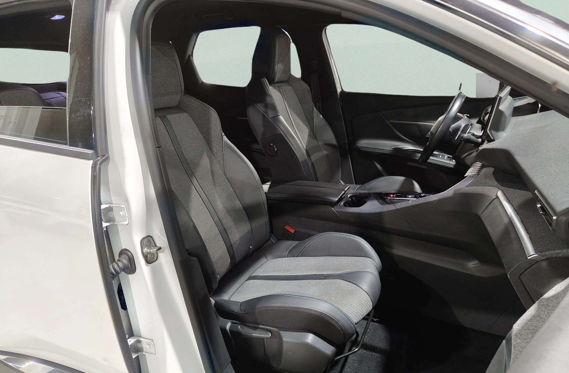 Peugeot 3008 300 Allure Pack e-EAT8 - foto 19
