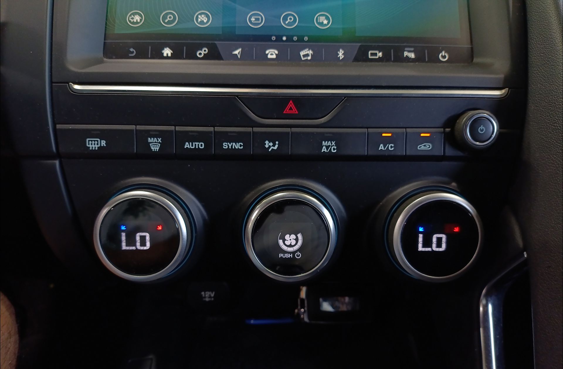 Jaguar E-Pace 2.0D R-Dynamic 4WD - foto 34