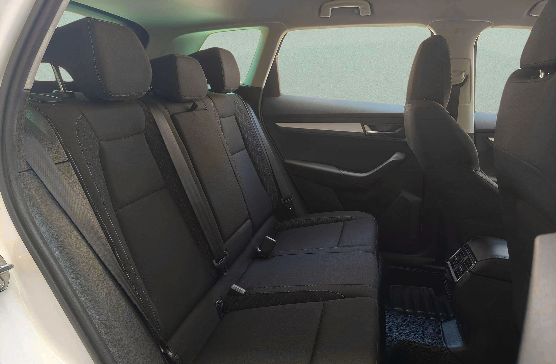 Škoda Karoq 1.6 TDI Ambition - foto 15