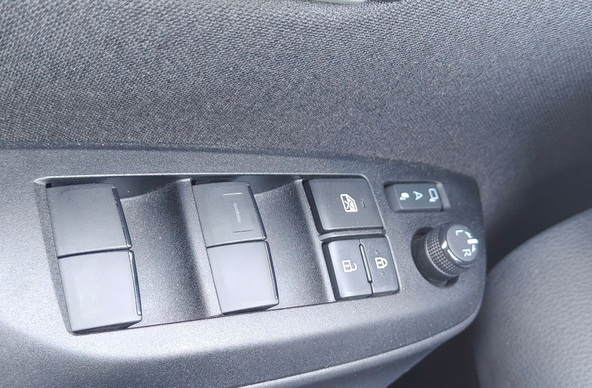 Toyota Yaris 120H Style - foto 33