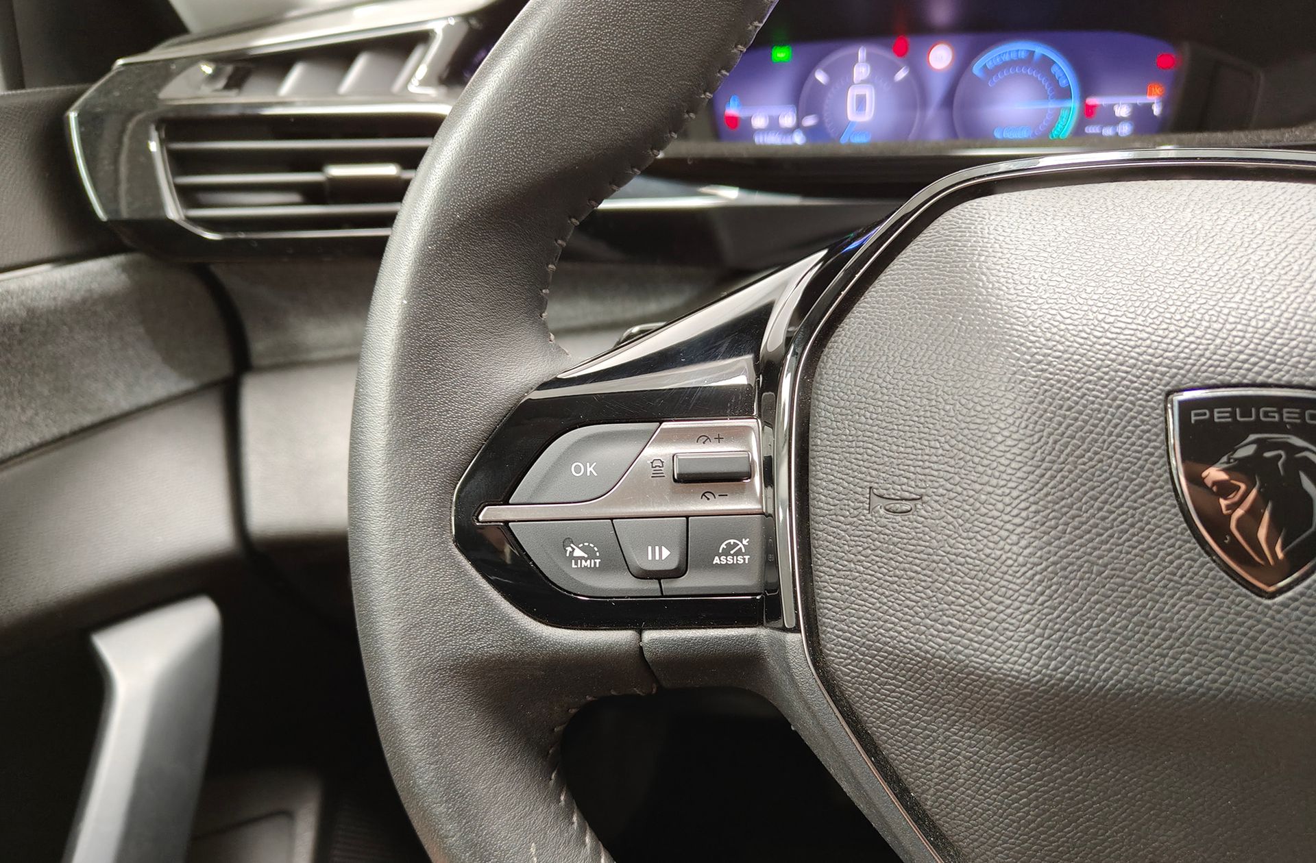 Peugeot 408 Allure Hybrid 145 eDCS6 - foto 28
