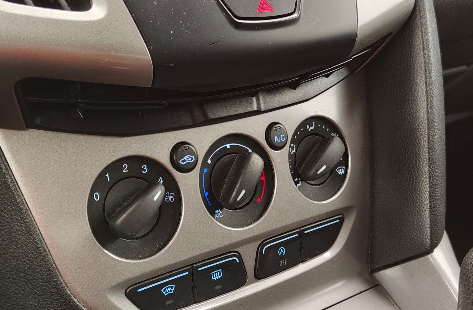 Ford Focus 1.0 EcoBoost Trend - foto 25