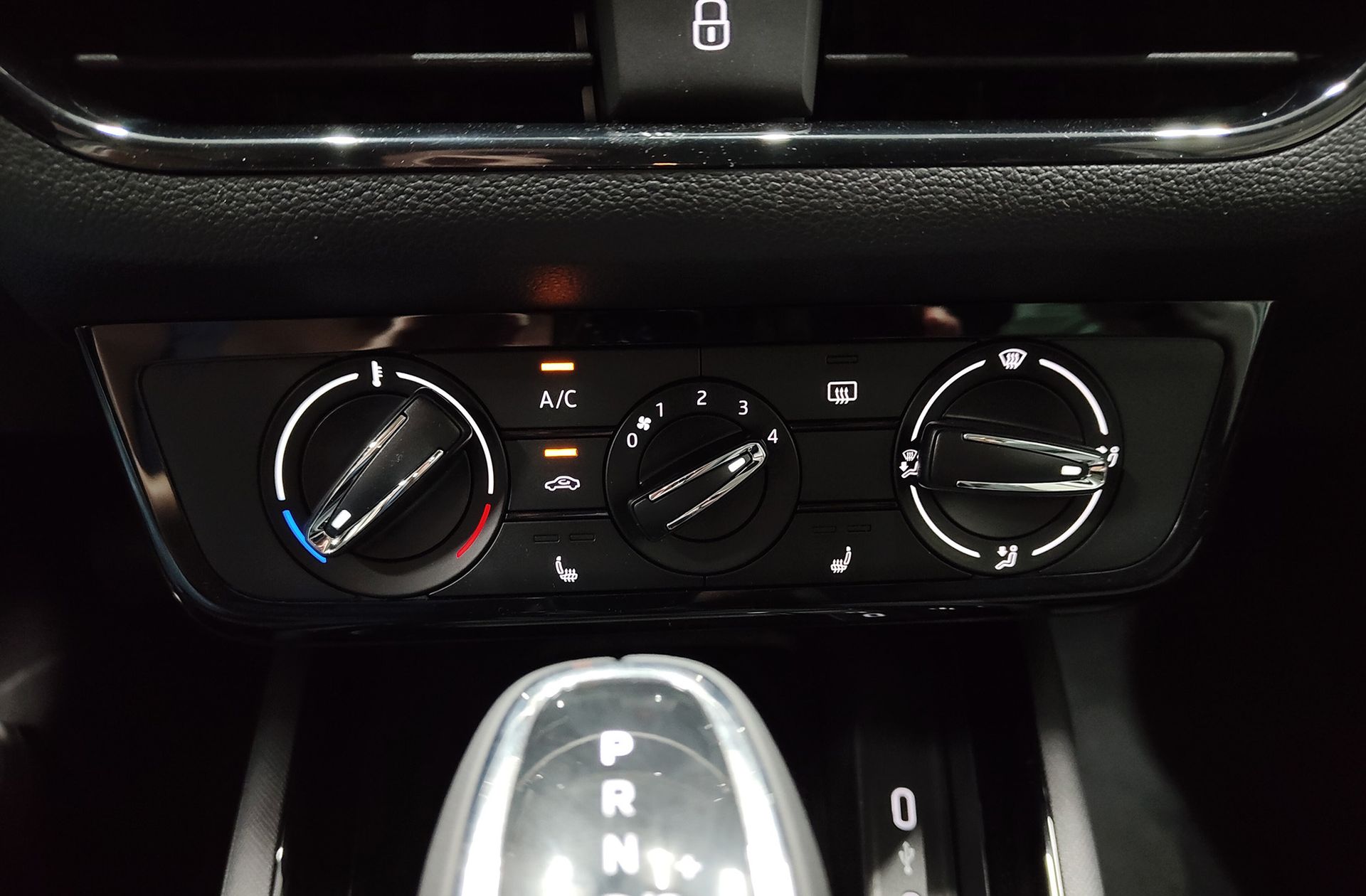 Škoda Kamiq 1.0 TSI Selection DSG - foto 33