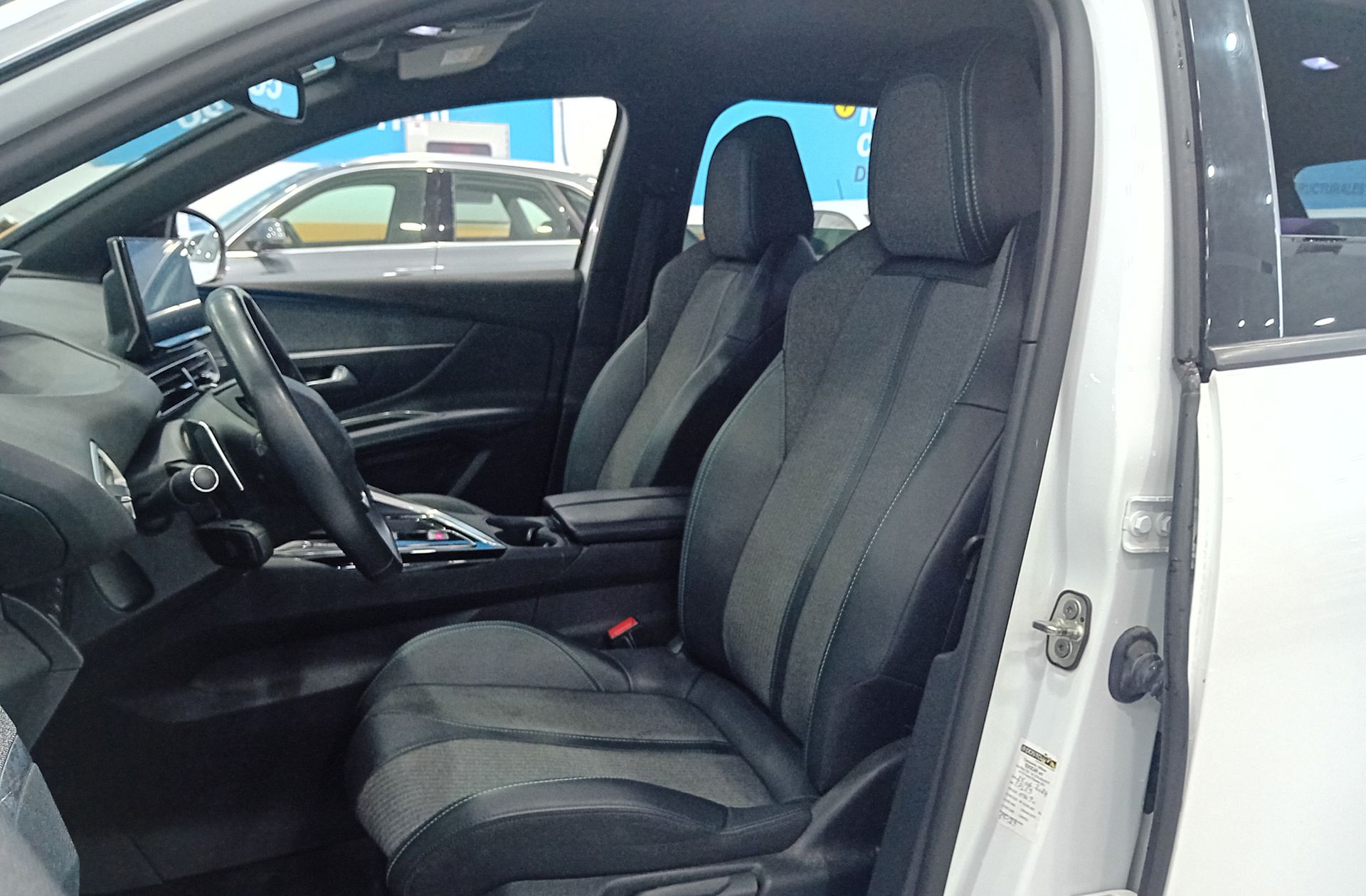 Peugeot 3008 300 Allure Pack e-EAT8 - foto 11