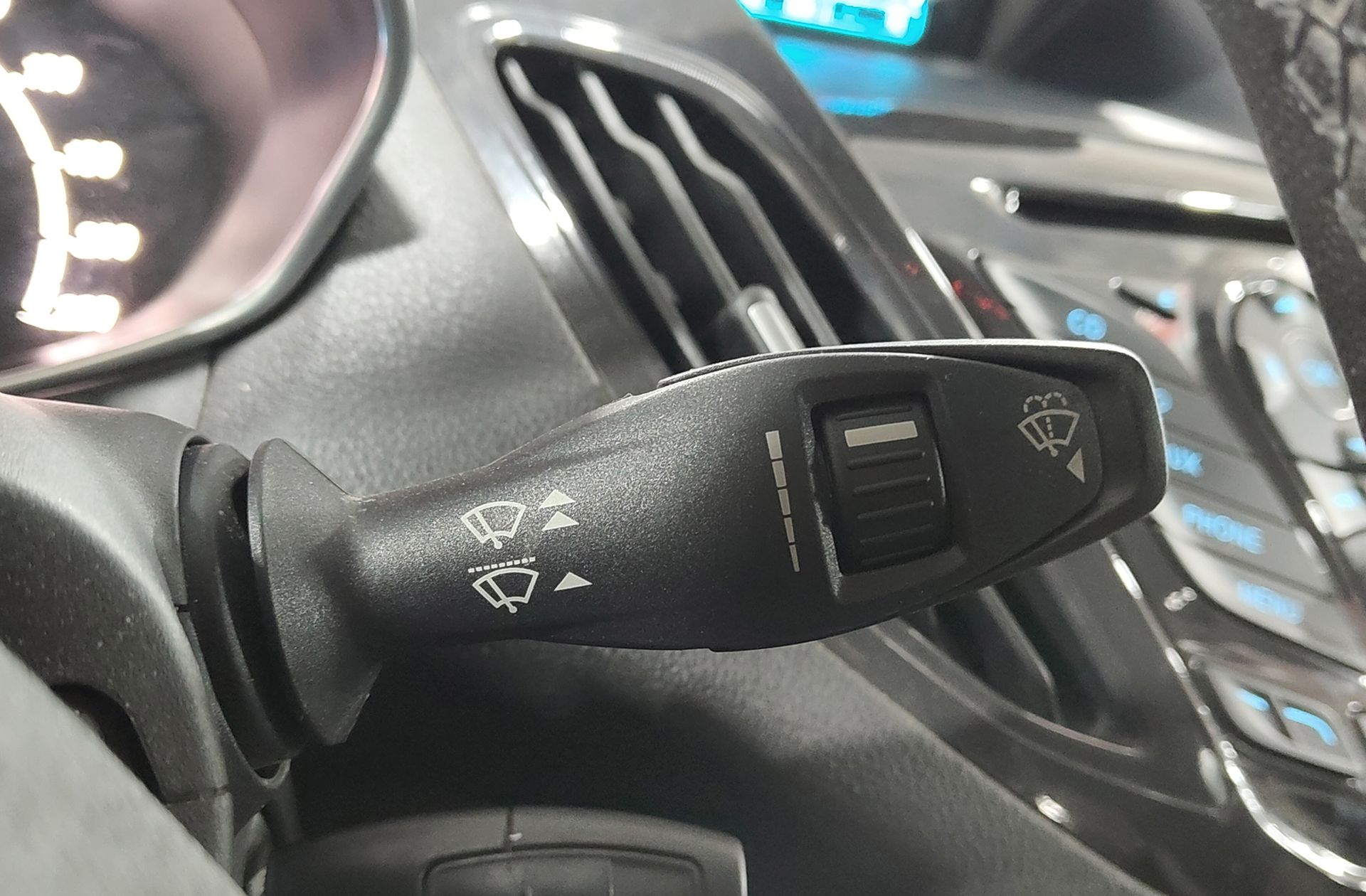Ford Tourneo Courier 1.0 EcoBoost Titanium - foto 27