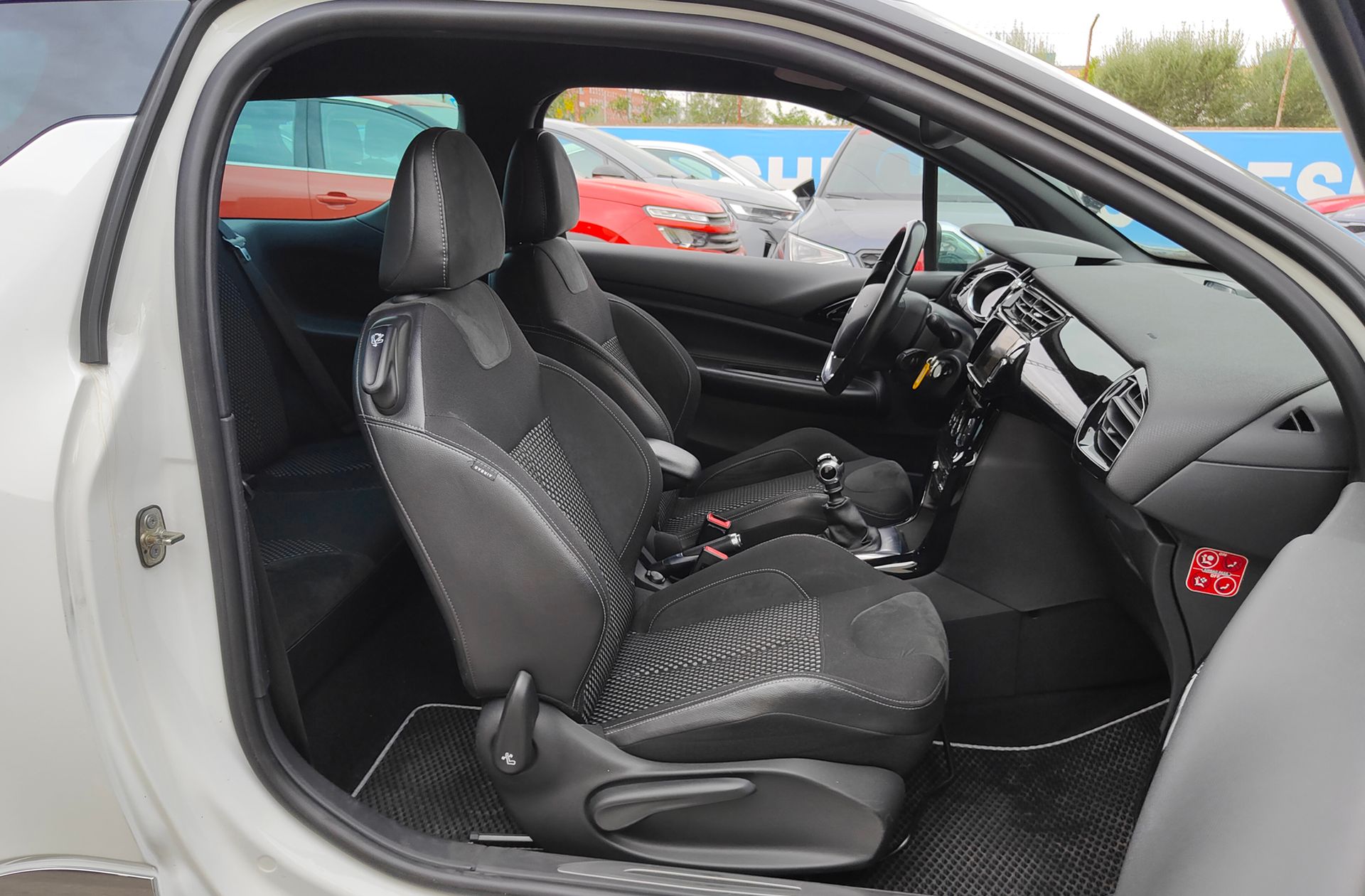 Citroën DS3 E-HDi 110 Sport - foto 16
