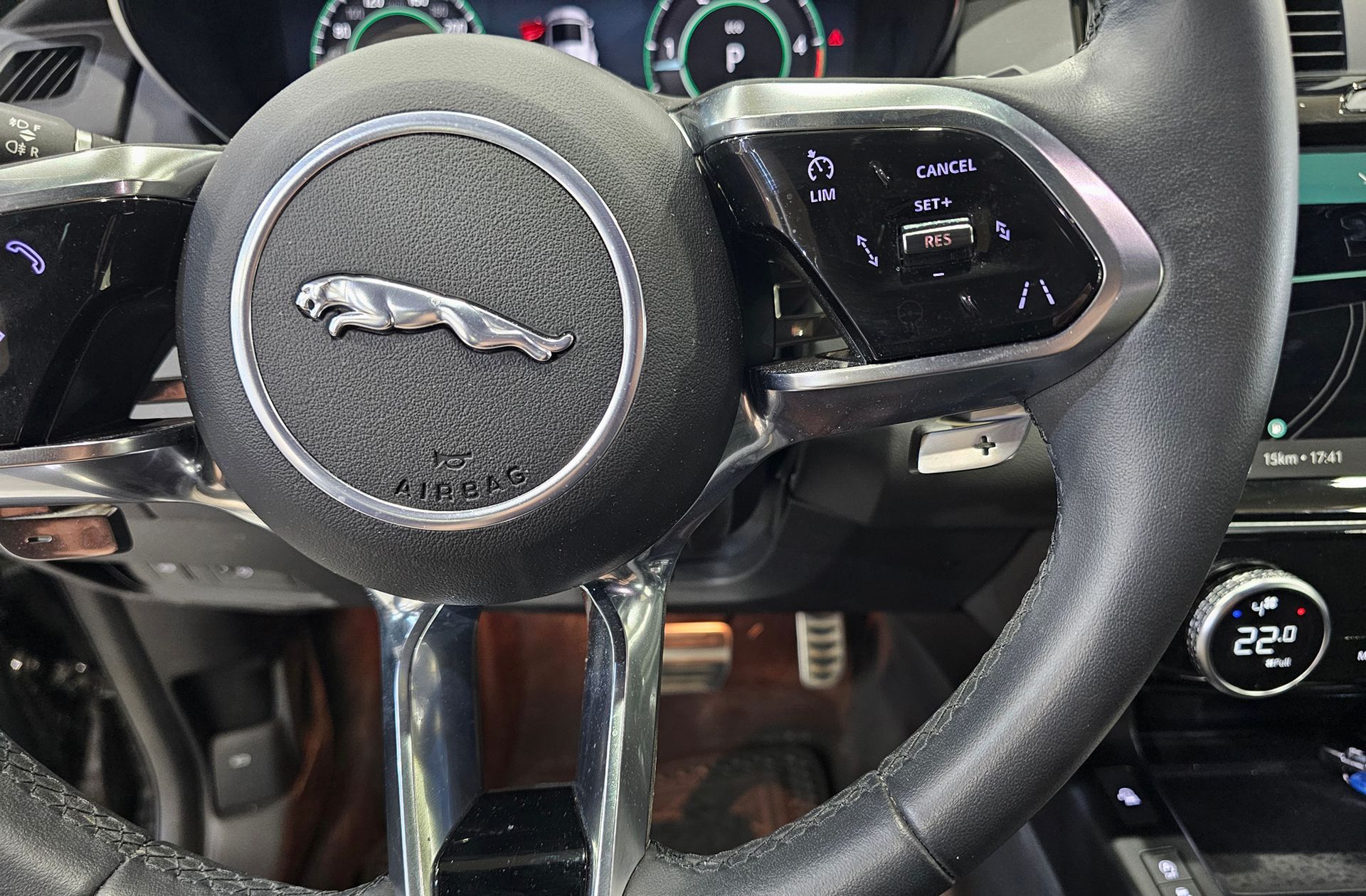 Jaguar E-Pace 2.0D MHEV R-Dynamic SE 4WD - foto 30
