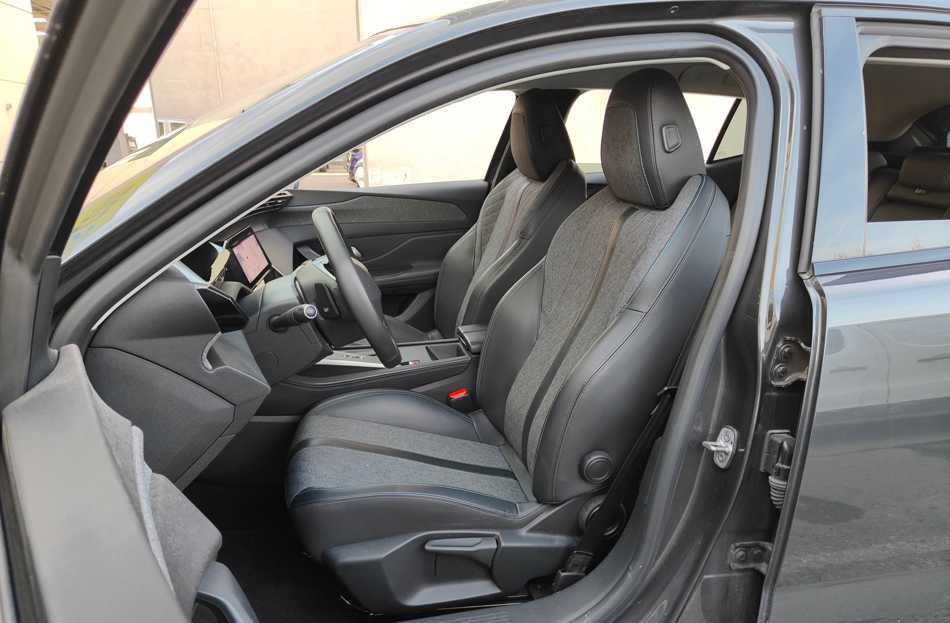 Peugeot 408 PHEV 180 Allure Pack e-EAT8 - foto 11