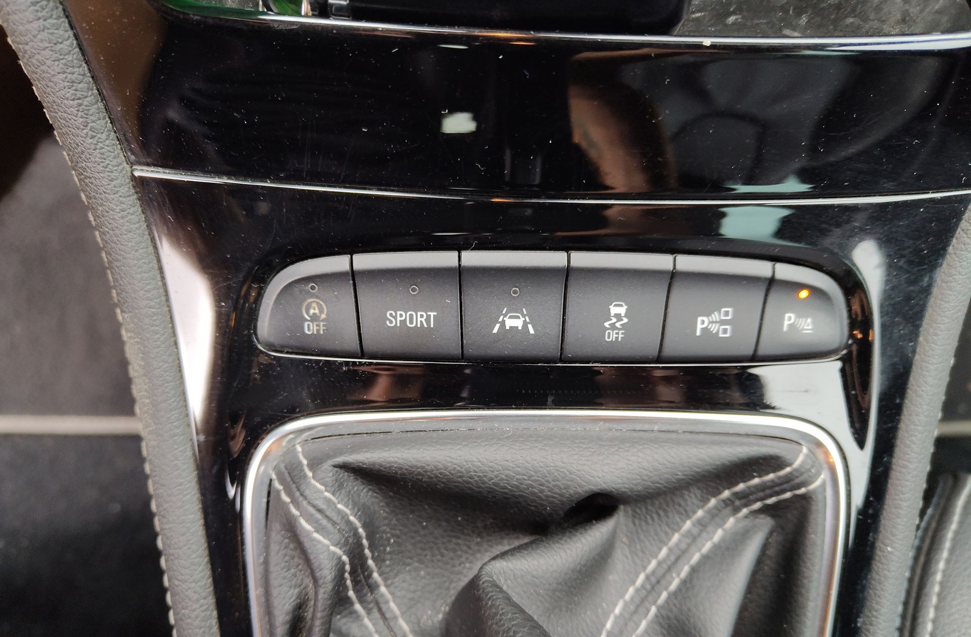 Opel Astra 1.4 Turbo GSi Line - foto 35