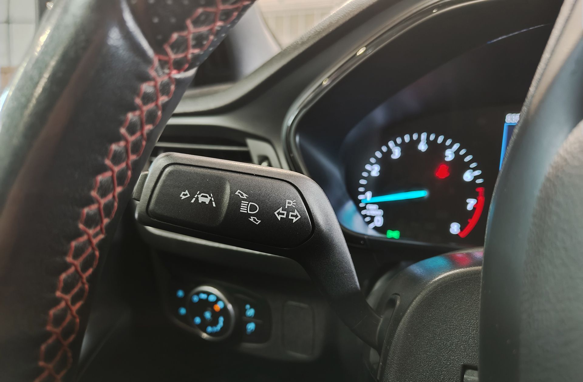 Ford Focus 1.0 EcoBoost ST-Line - foto 24