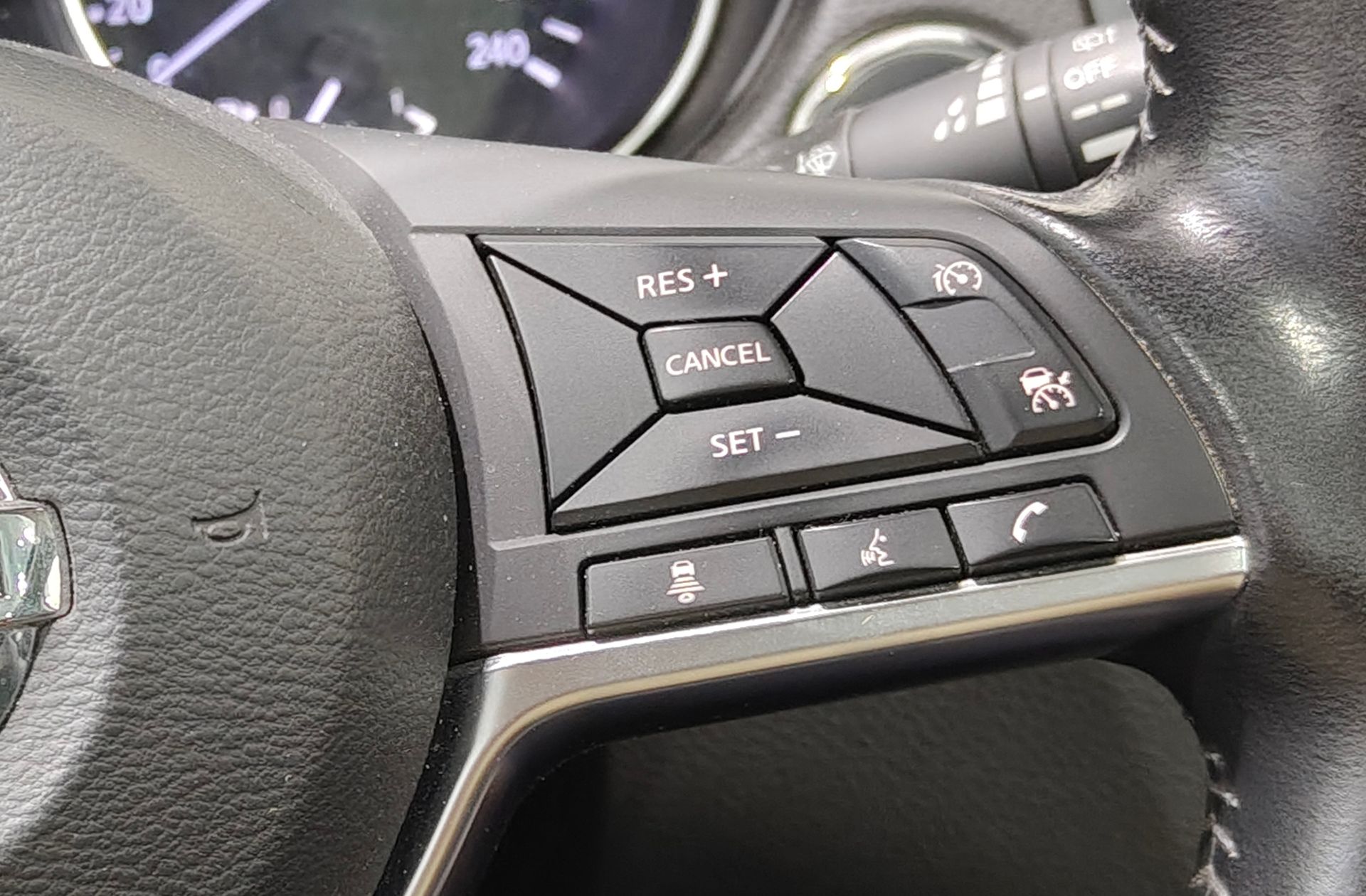 Nissan Qashqai DIG-T 140 Tekna 4x2 - foto 31
