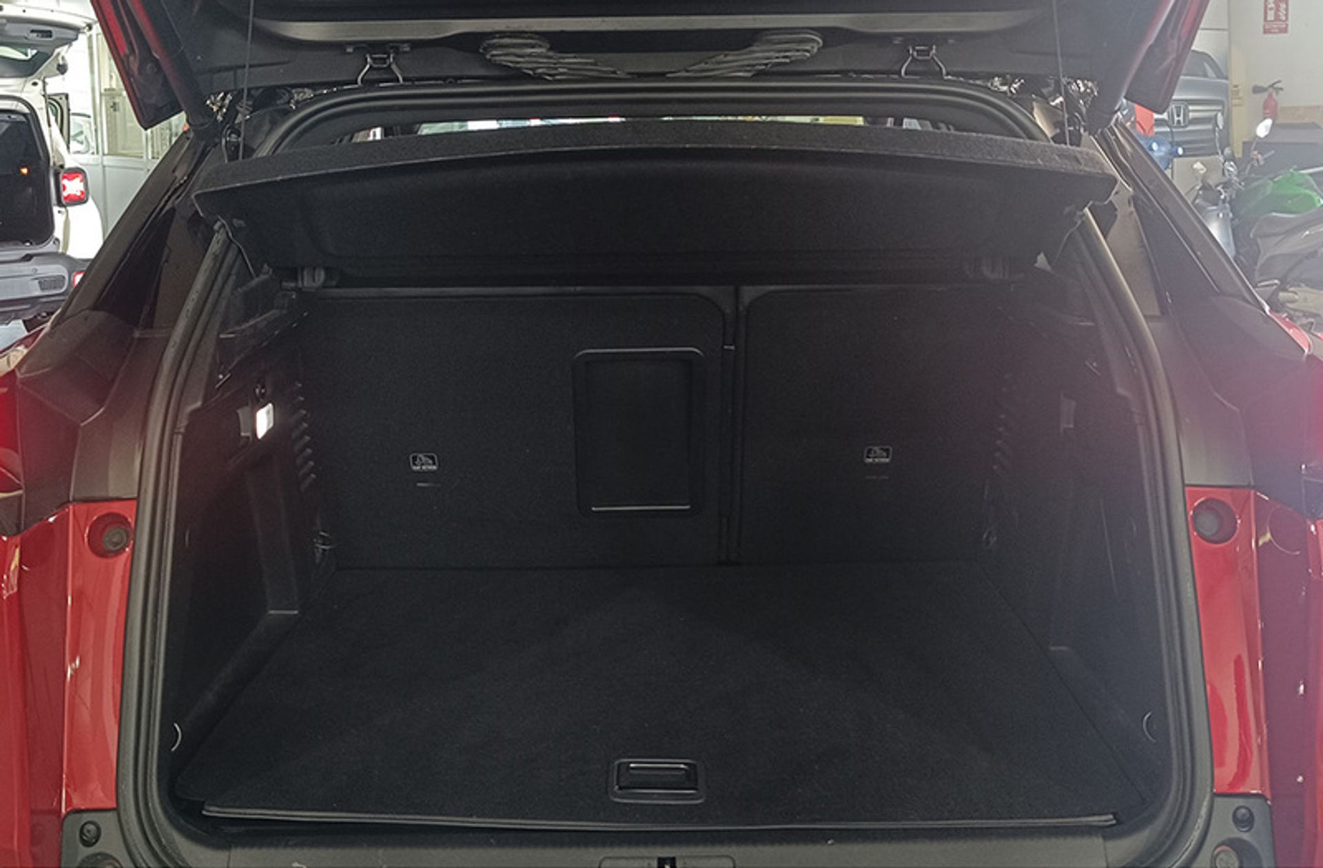 Peugeot 3008 300 GT e-EAT8 - foto 23
