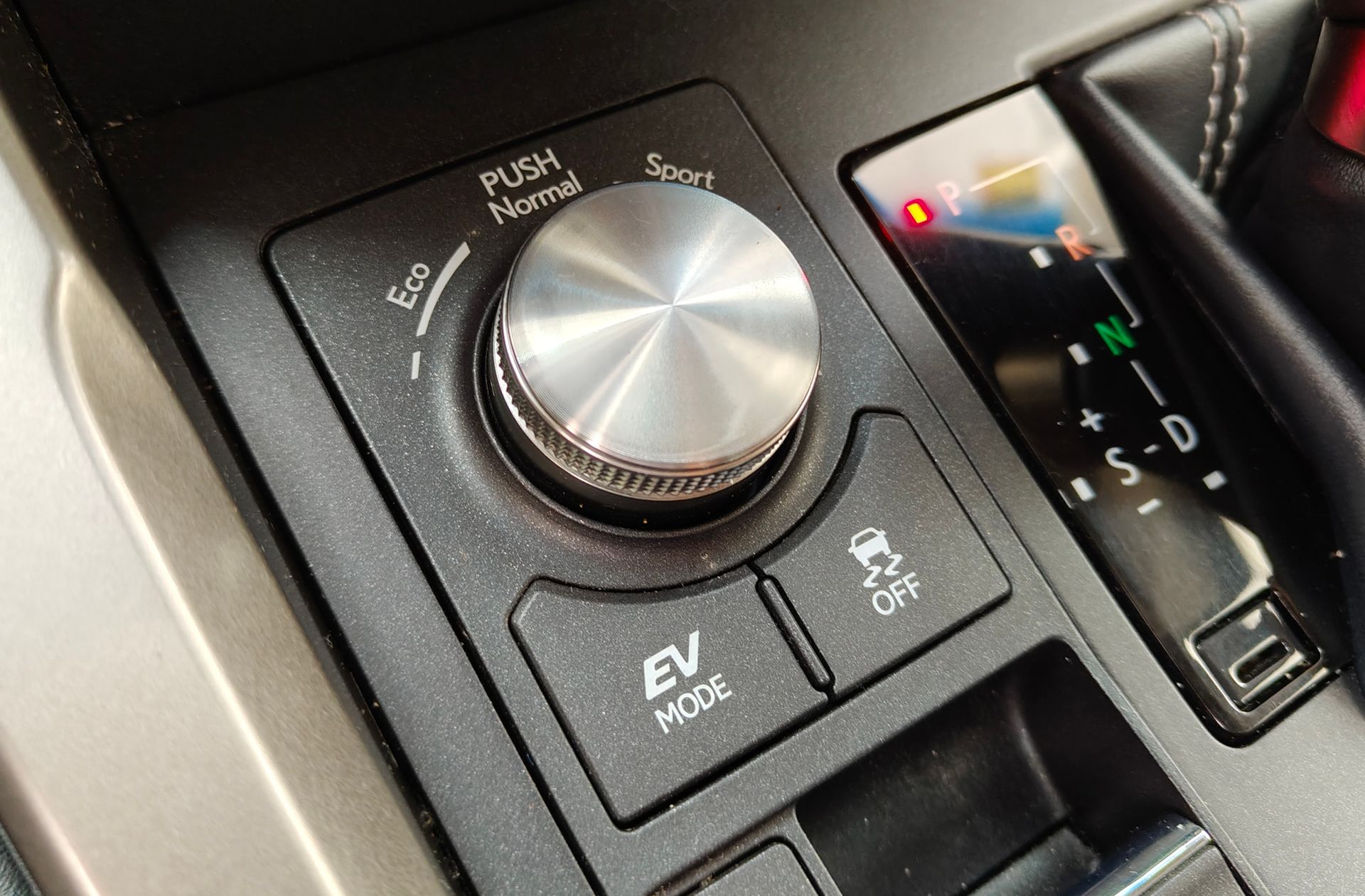 Lexus NX 300h Executive 4WD - foto 8
