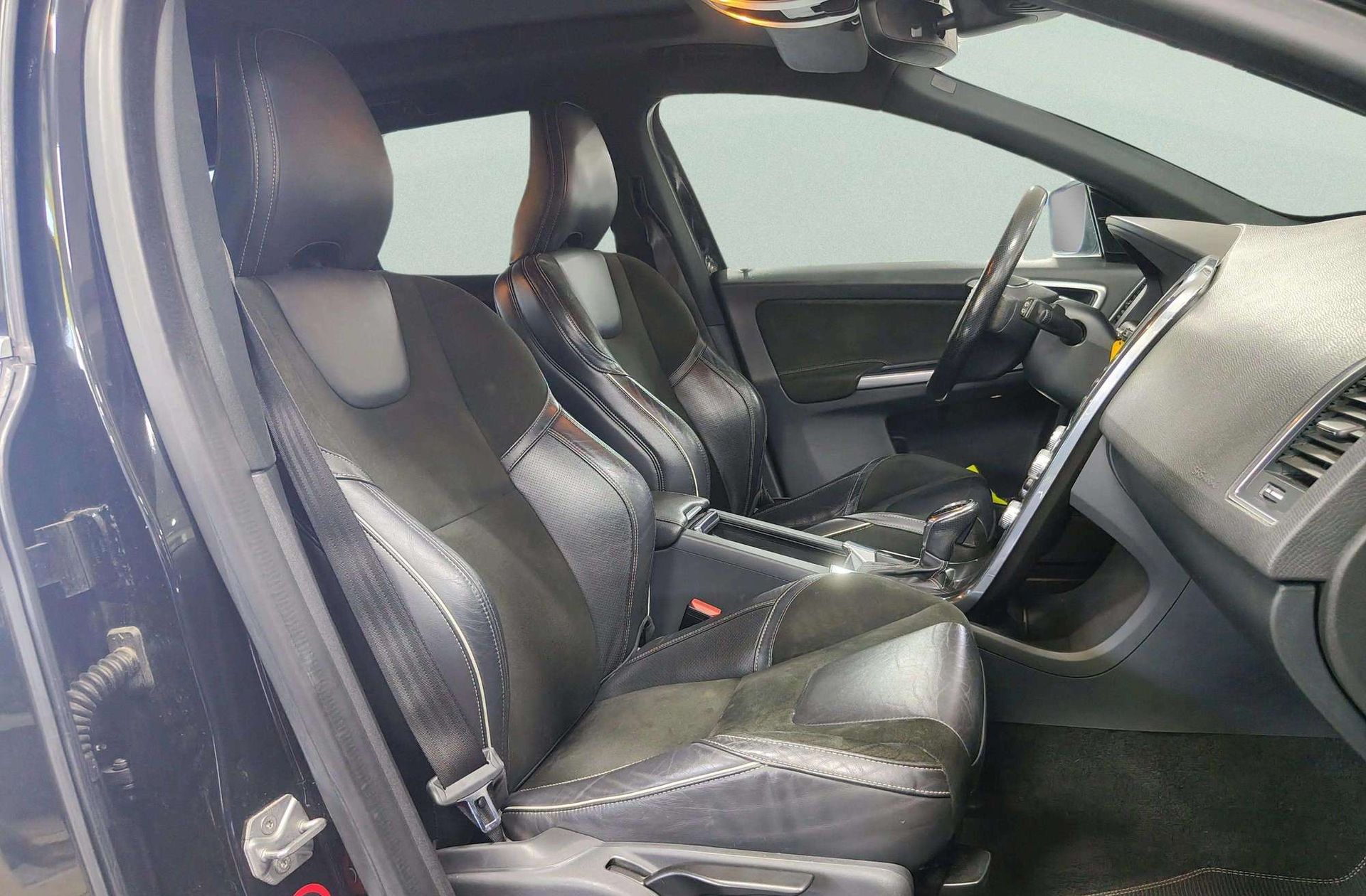 Volvo XC60 D3 R-Design Momentum - foto 19