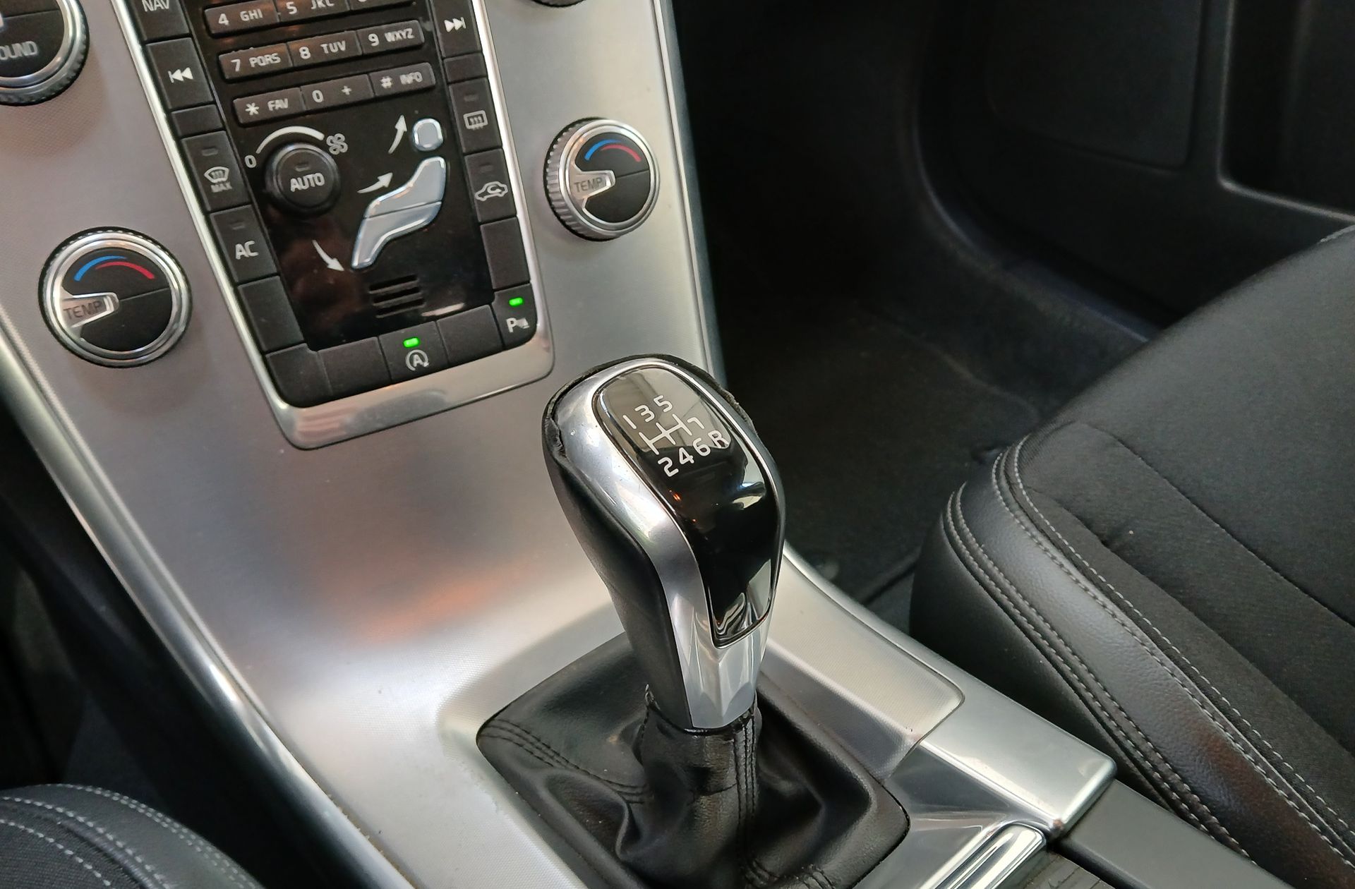 Volvo XC60 D4 Momentum - foto 5