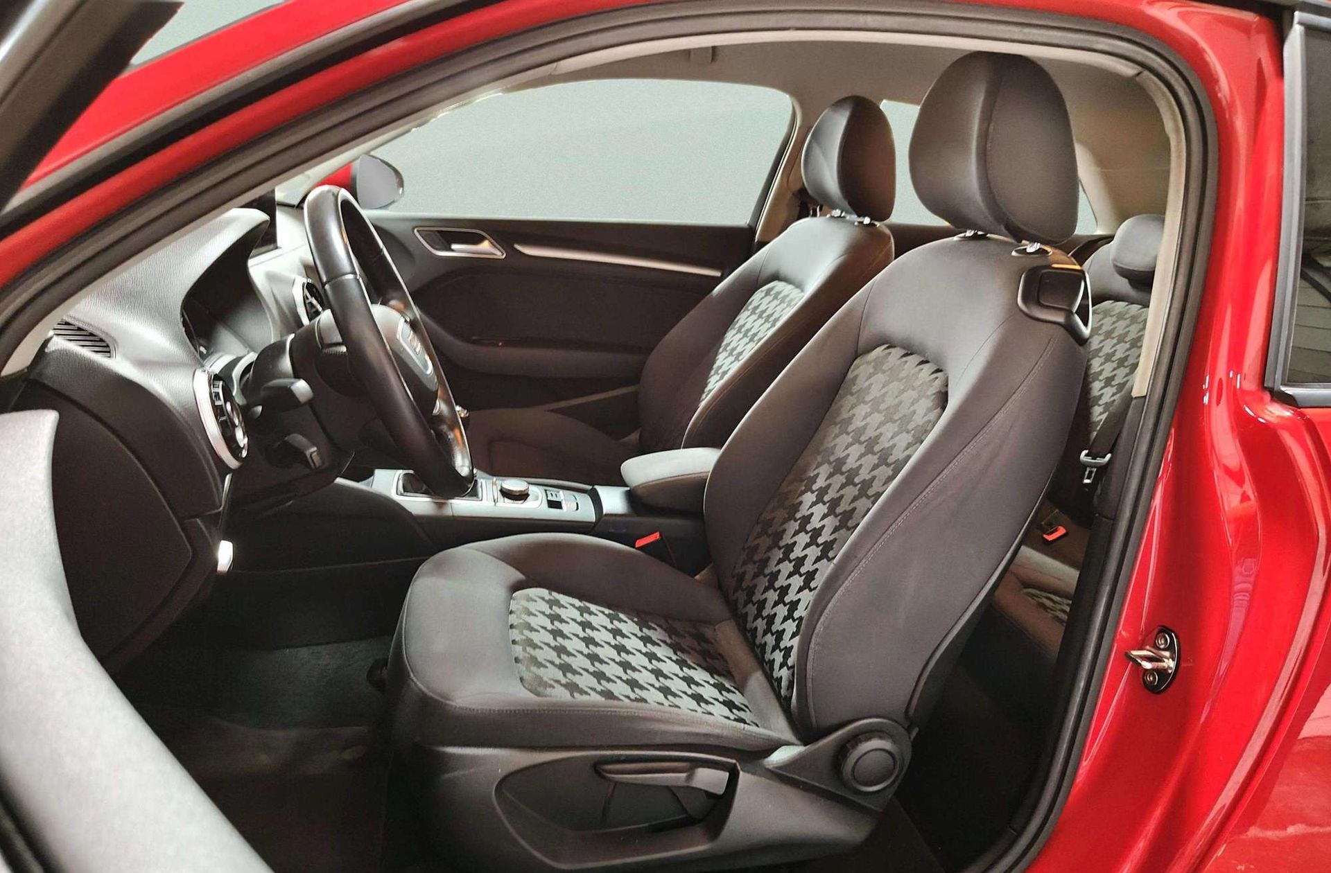 Audi A3 1.6 TDI Attraction edition - foto 10
