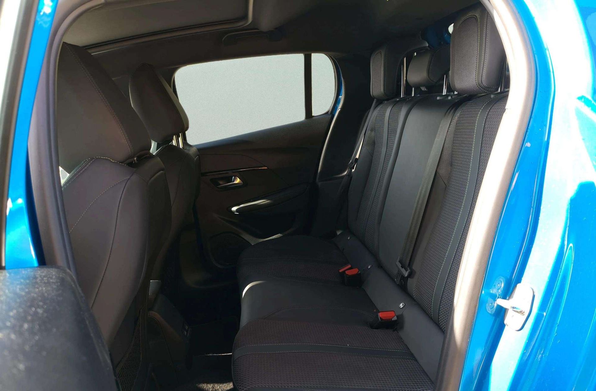 Peugeot 208 PureTech 100 GT Line EAT8 - foto 12
