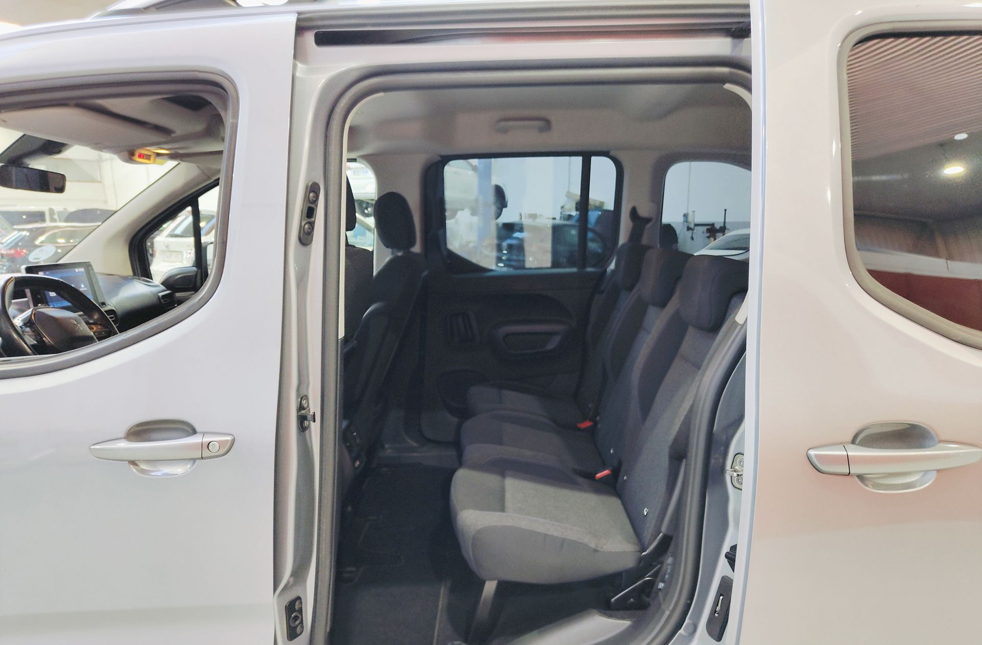 Peugeot Rifter BlueHDi 130 Allure Standard 7 plazas - foto 11