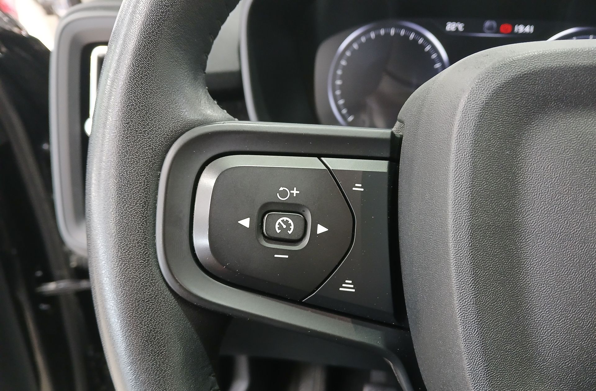 Volvo XC40 T2 Momentum Core - foto 25