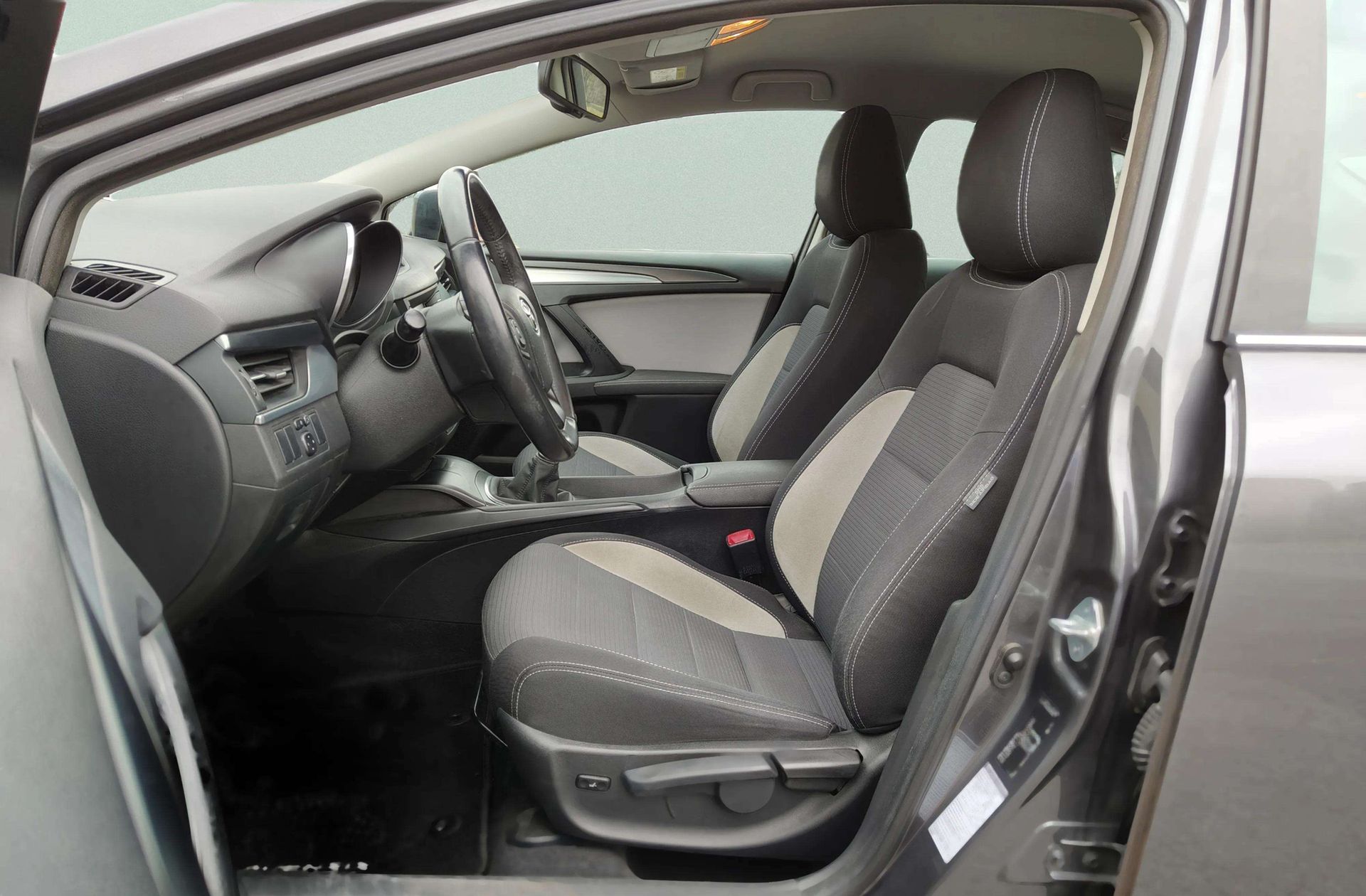Toyota Avensis 1.8 140 Advance - foto 8