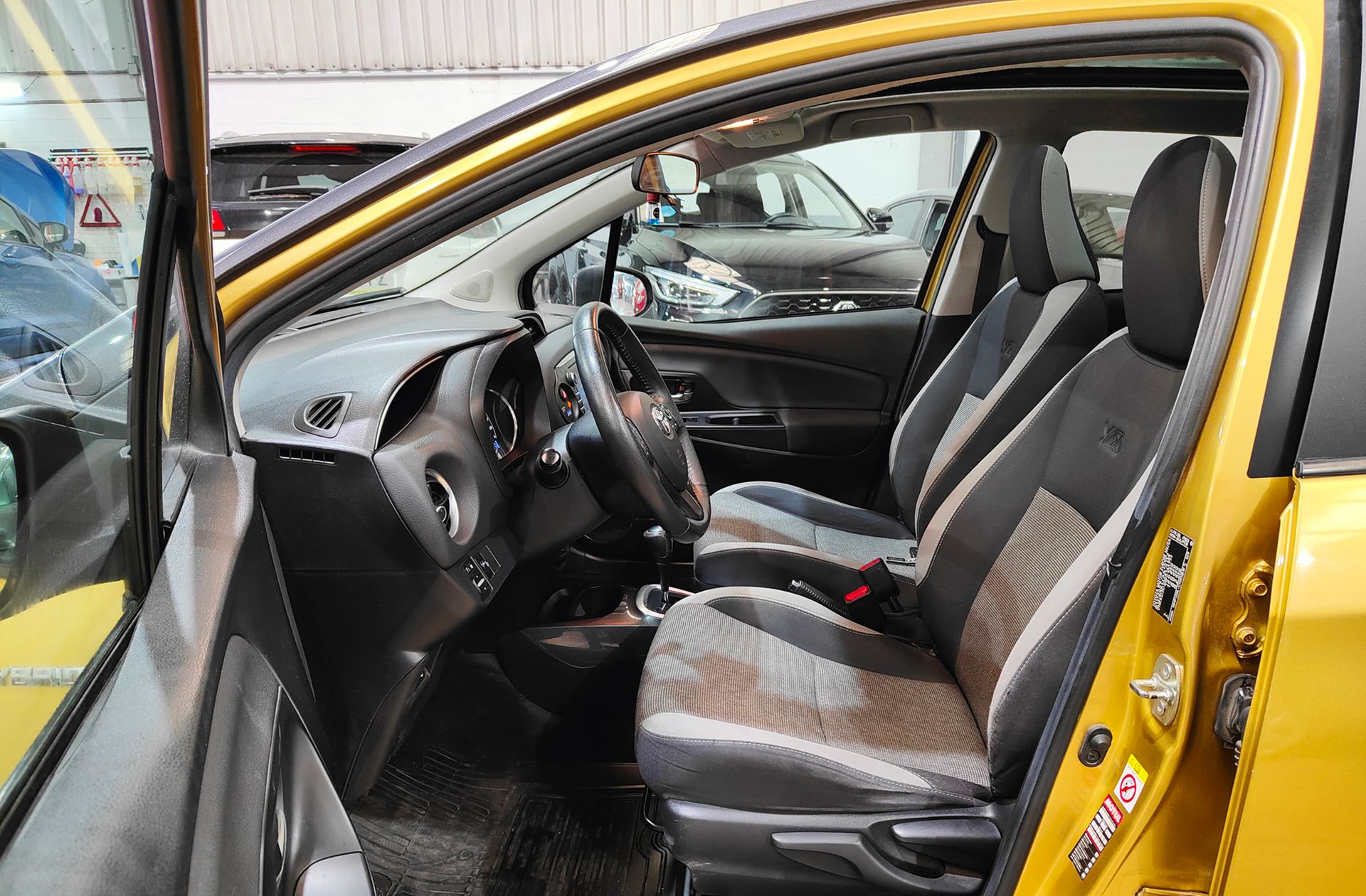 Toyota Yaris 1.5 100H Feel 20 Aniversario - foto 12