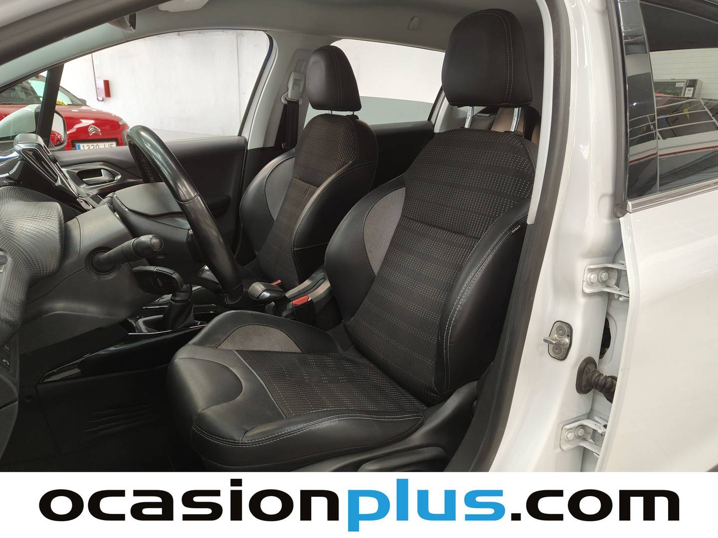 Foto asientos delanteros Peugeot 2008 Peugeot 2008 PureTech 110 S&S Allure (110 CV)