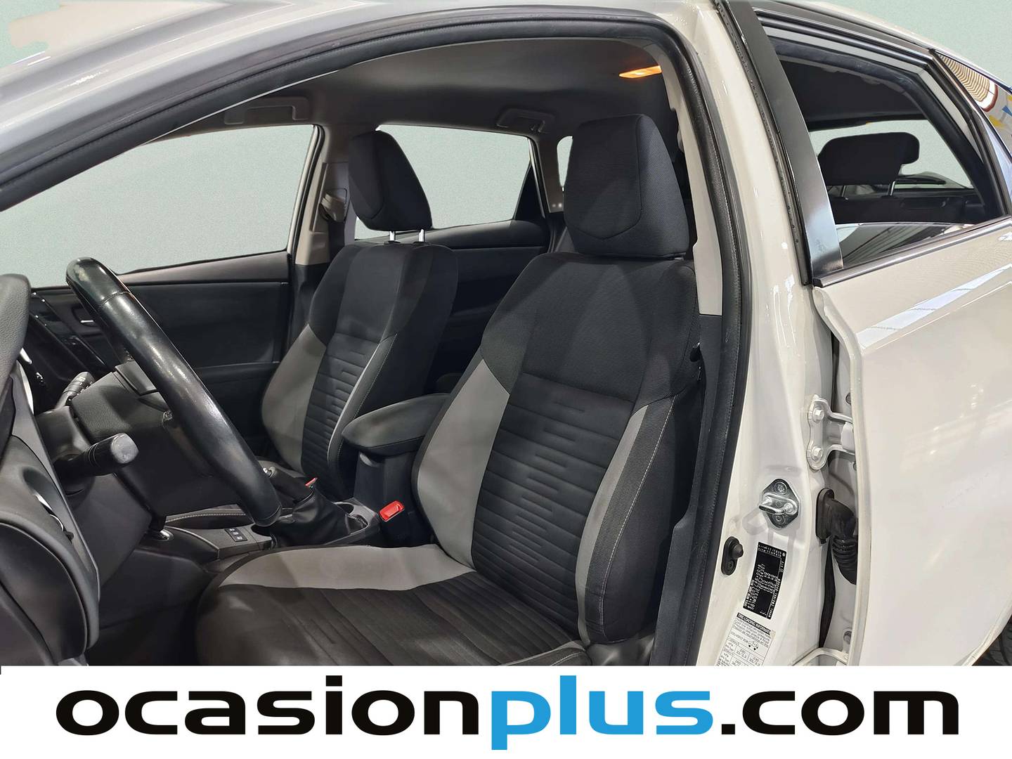 Foto asientos delanteros Toyota Auris Toyota Auris 1.8 140H Hybrid Feel! (136 CV)