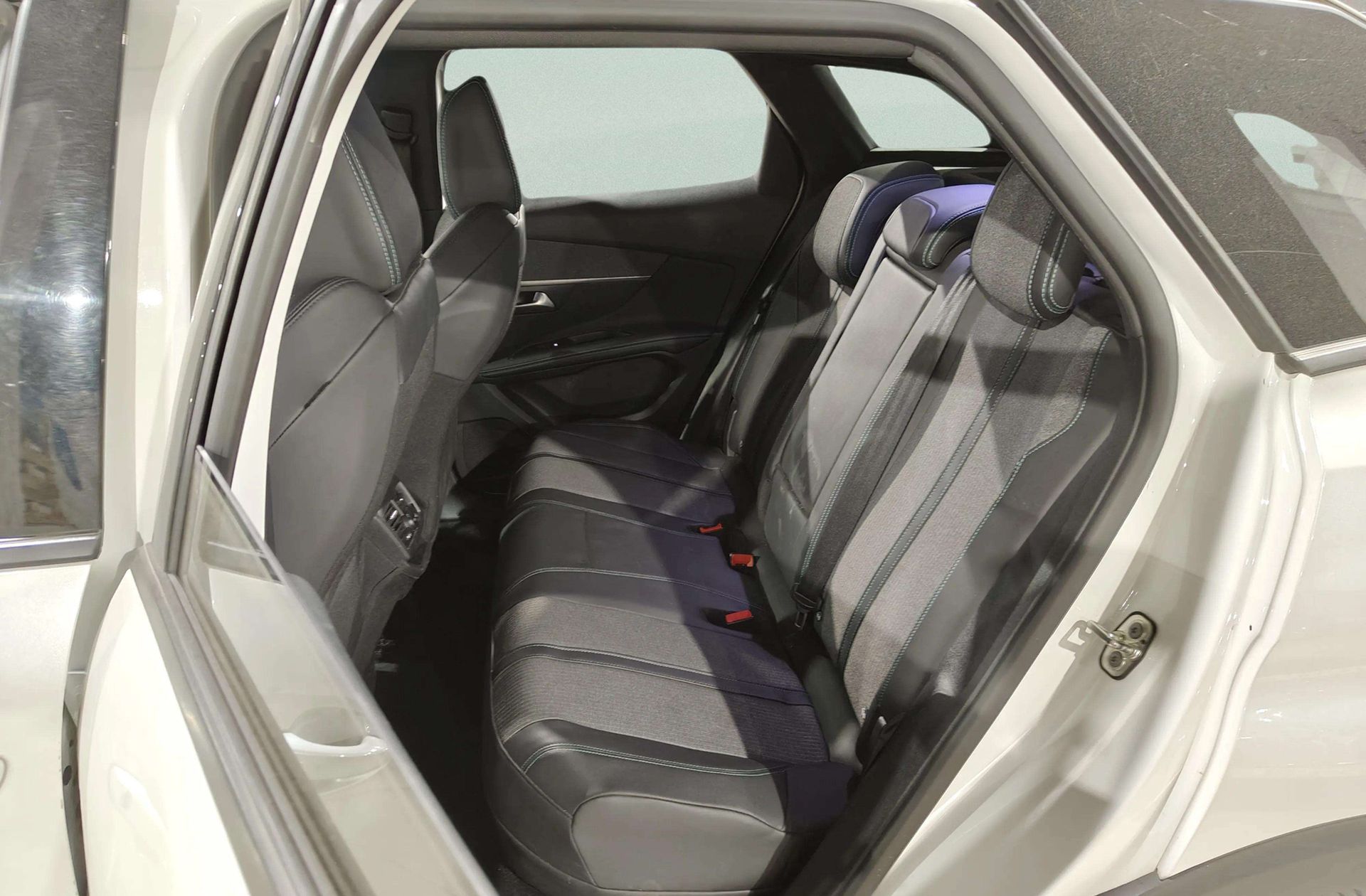 Peugeot 3008 300 Allure Pack e-EAT8 - foto 12