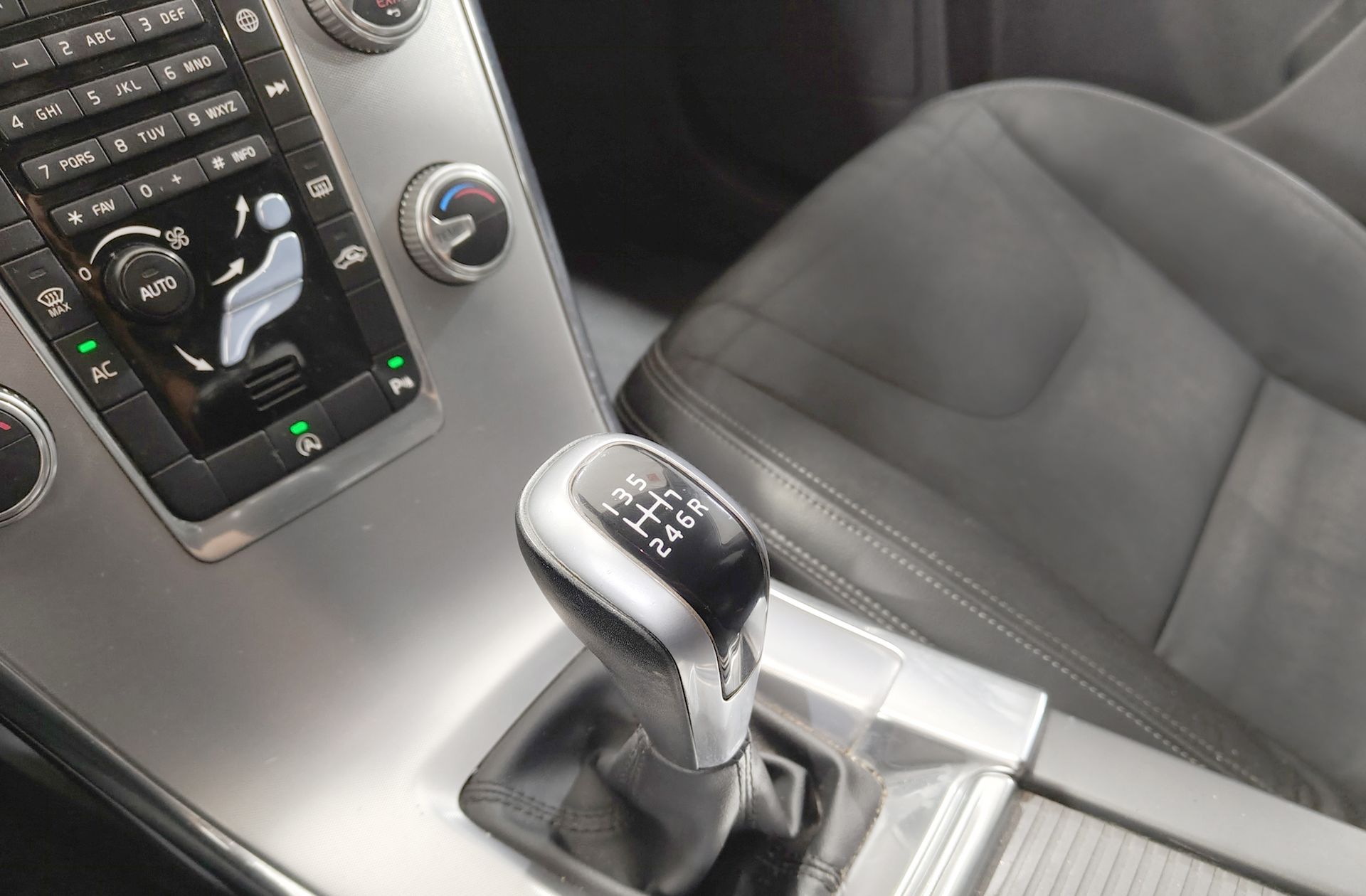 Volvo XC60 D3 Momentum - foto 5