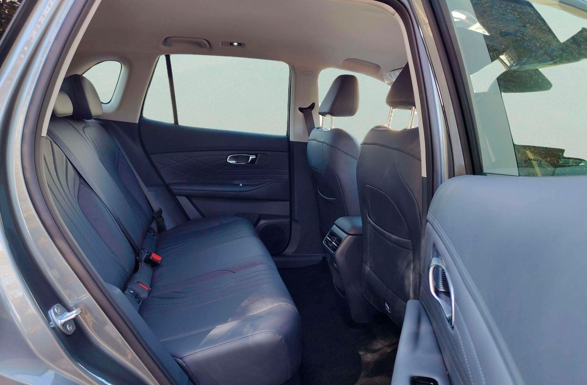 Geely Starray EM-i 1.5 PHEV Pro - foto 19