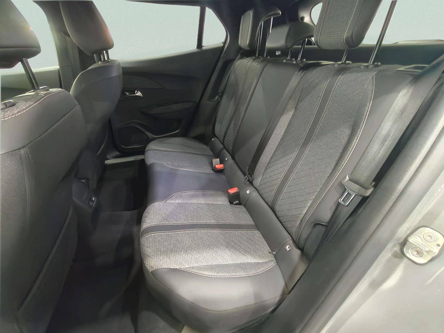 Foto asientos traseros Peugeot 2008 Peugeot 2008 Allure Hybrid eDCS6 (145 CV)
