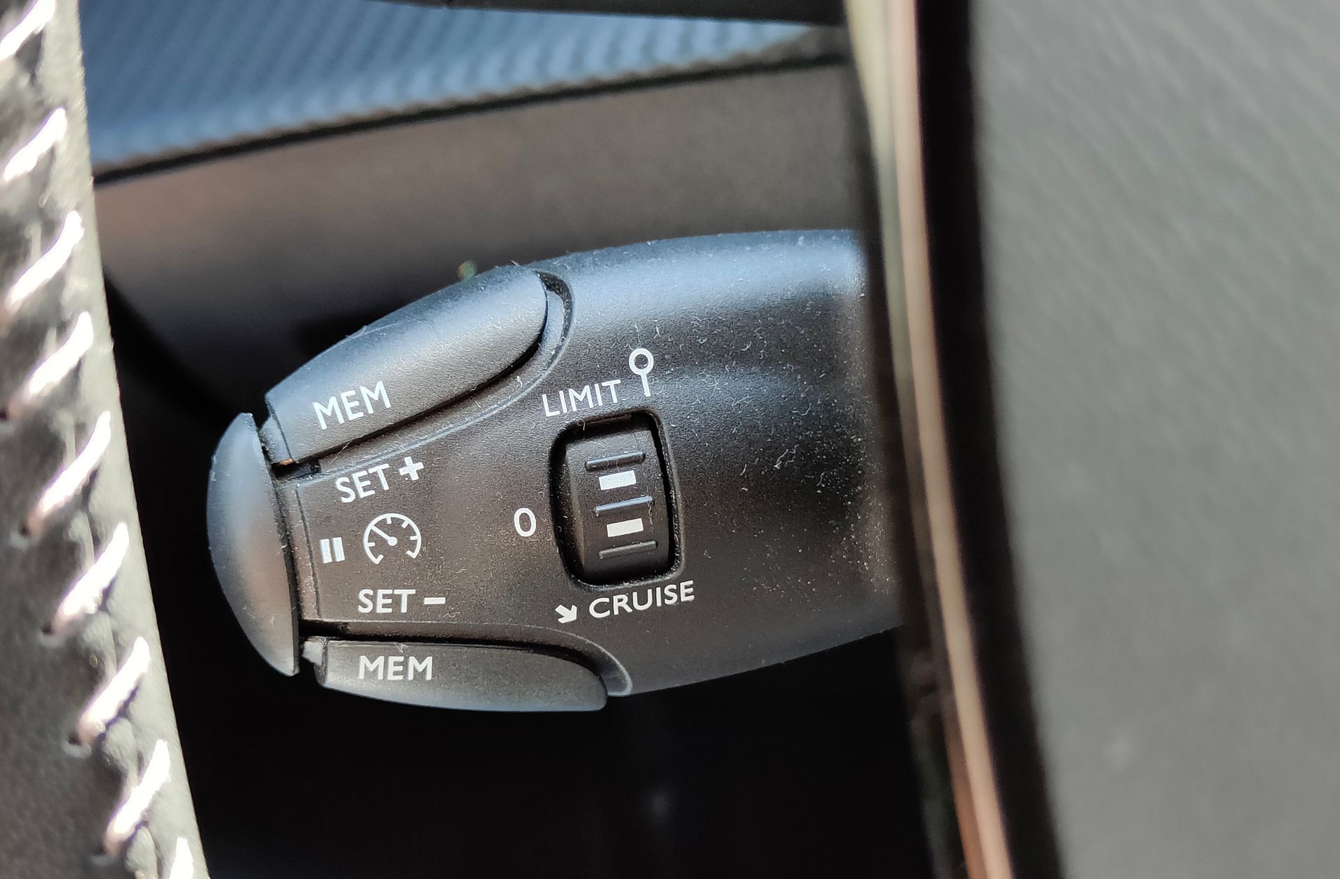 Peugeot 208 BlueHDi 100 Allure Pack - foto 29