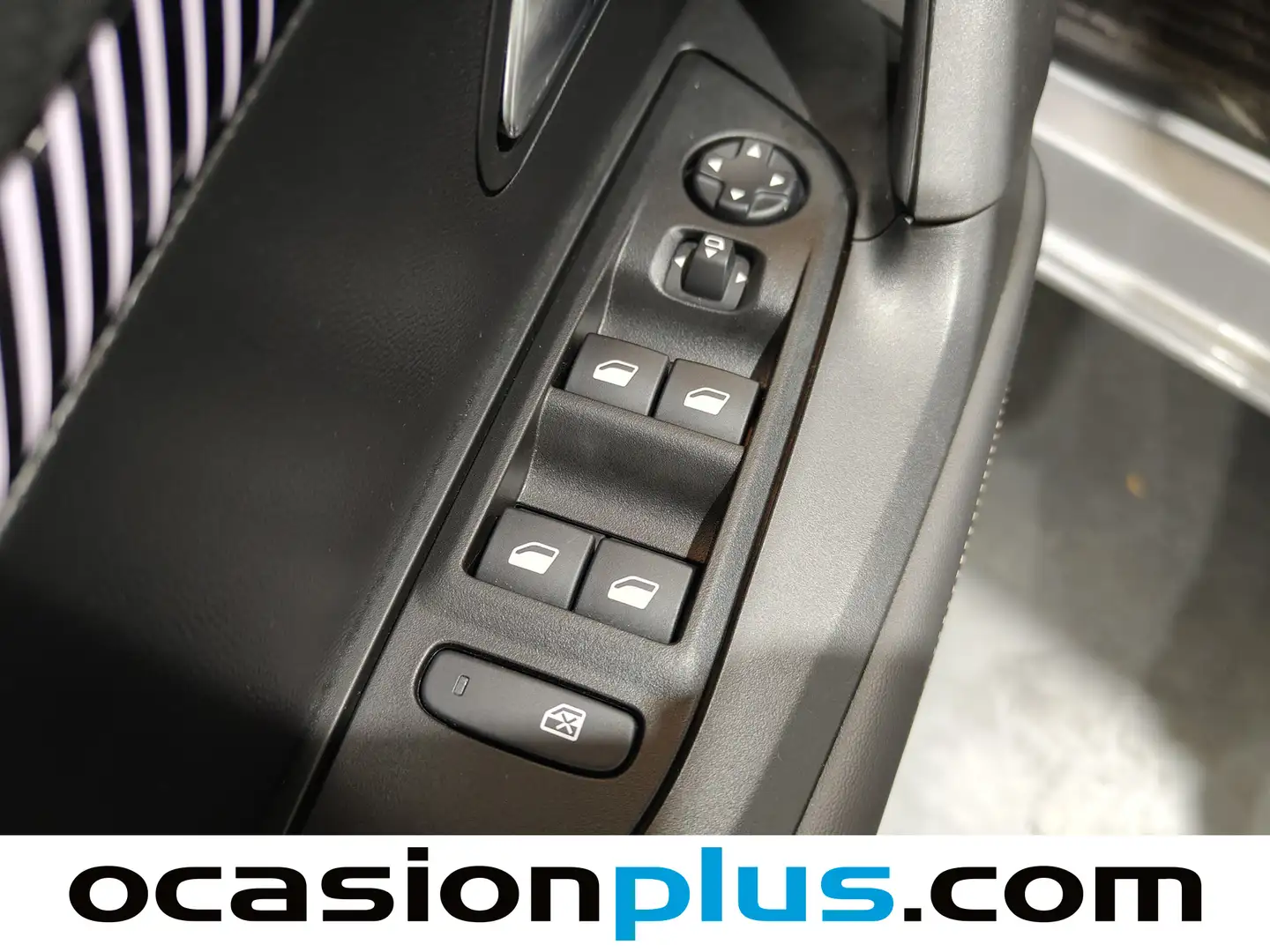 Foto Peugeot 2008 Peugeot 2008 Allure Hybrid eDCS6 (136 CV)