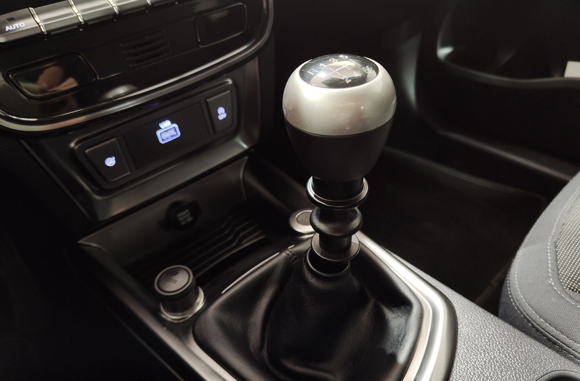 SsangYong Tivoli 1.2 G12T Urban - foto 5